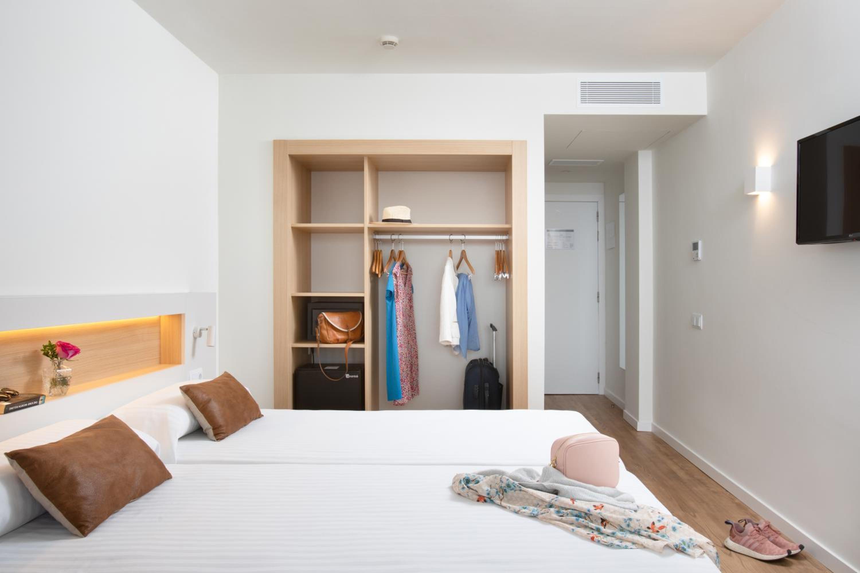 Double or Twin Room - Photo 11