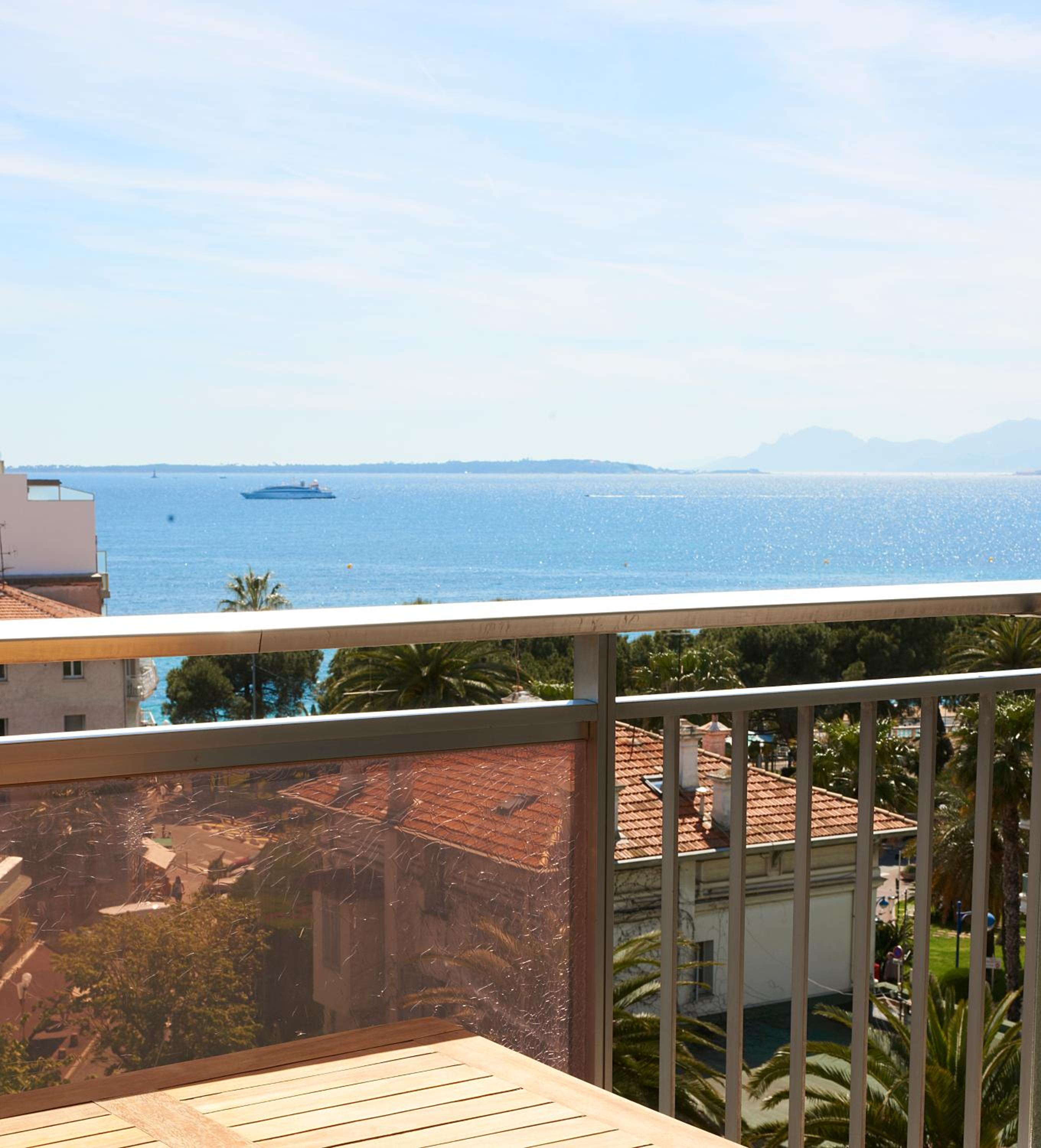 Deluxe Room with Sea View - Photo 3