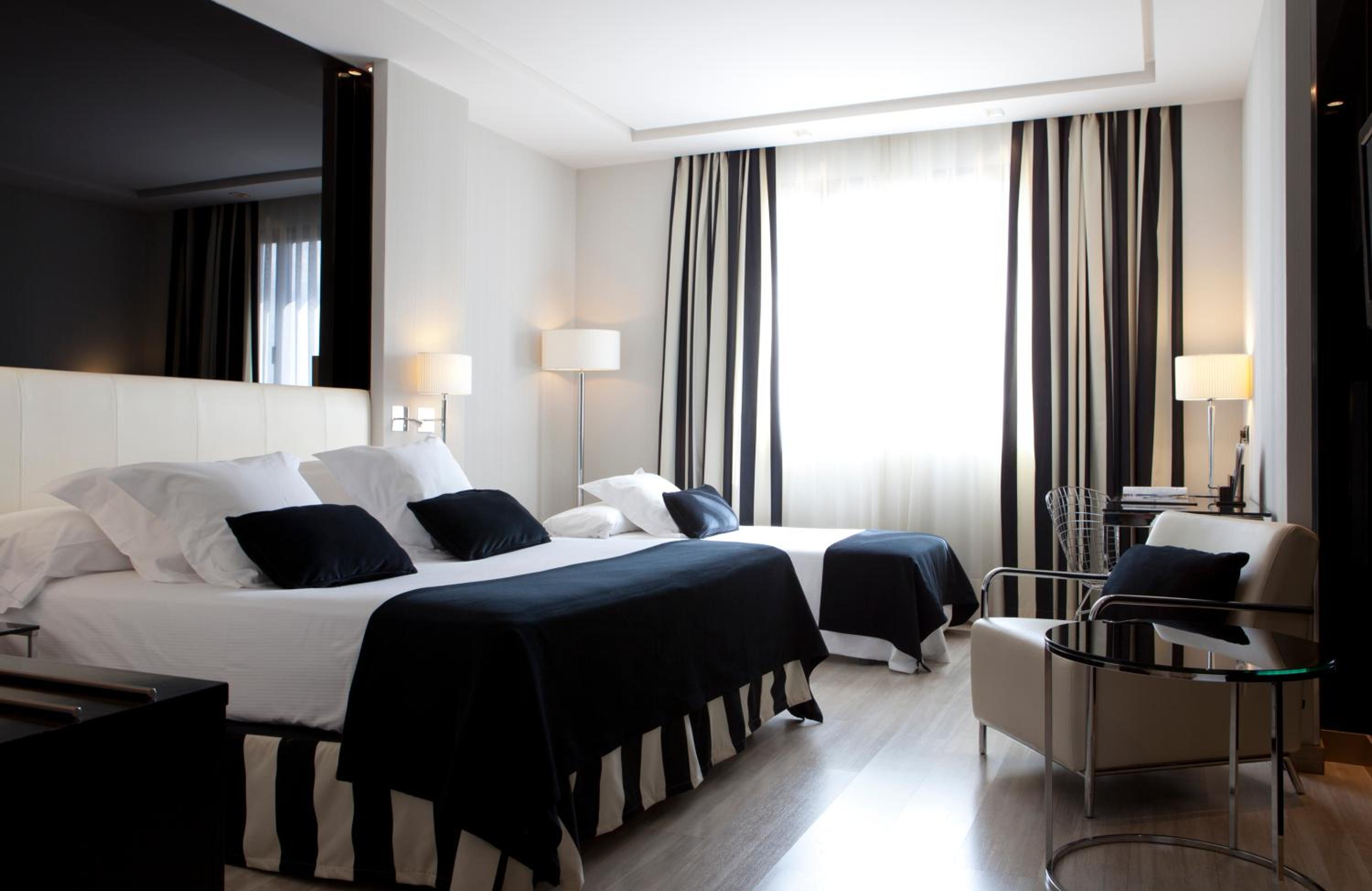 Triple Room (2 Adults + 1 Child) - Photo 1