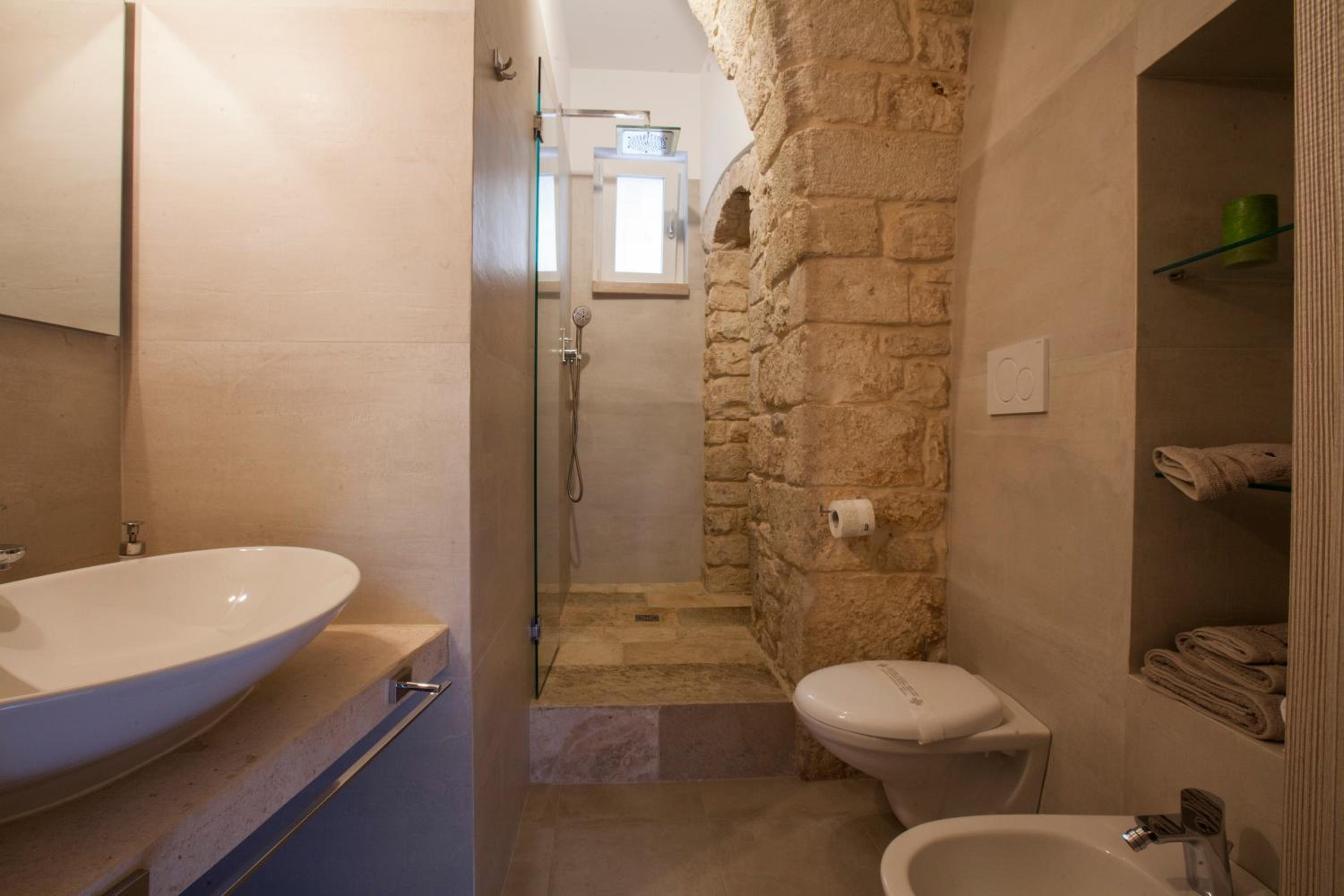 Deluxe Double Room with Shower - Photo 9