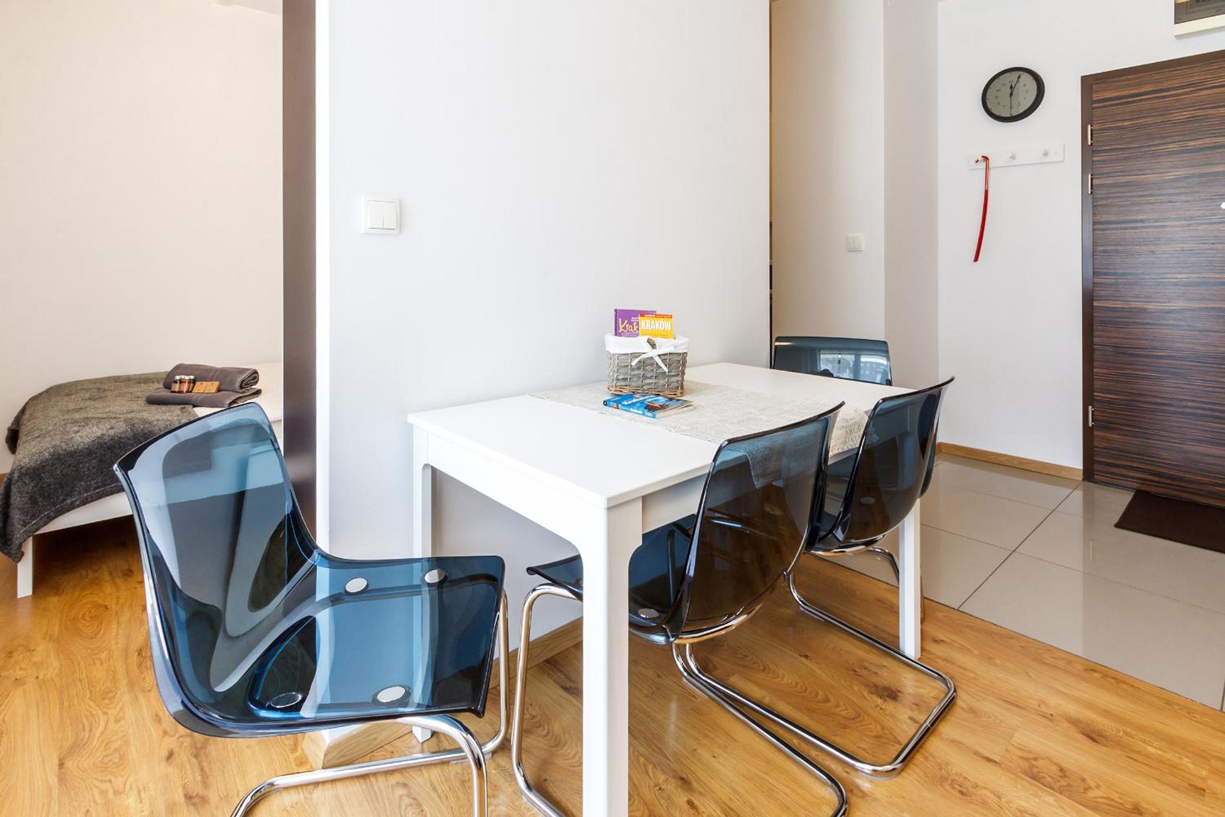 Apartment with Balcony - Photo 2