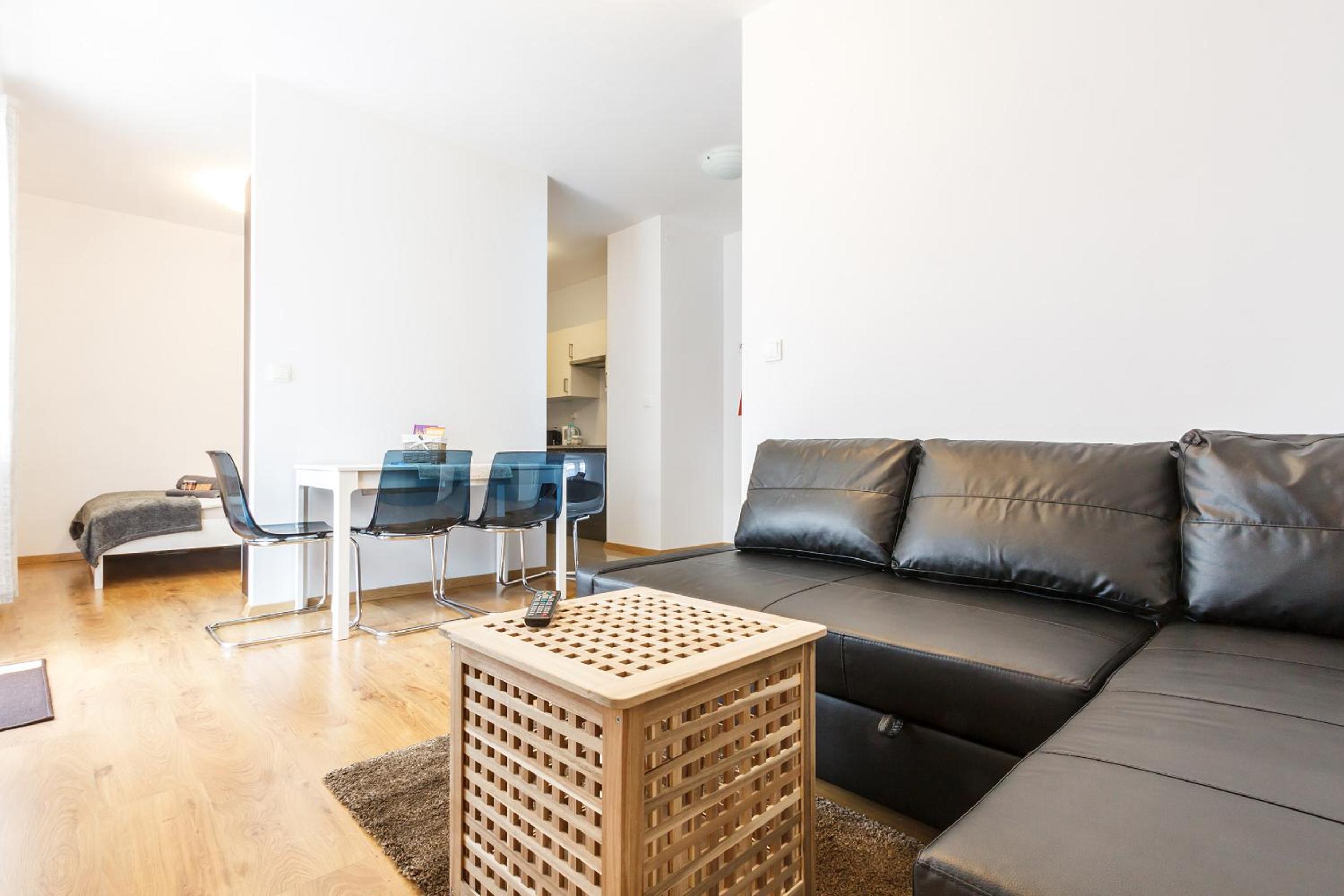 Apartment with Balcony - Photo 4