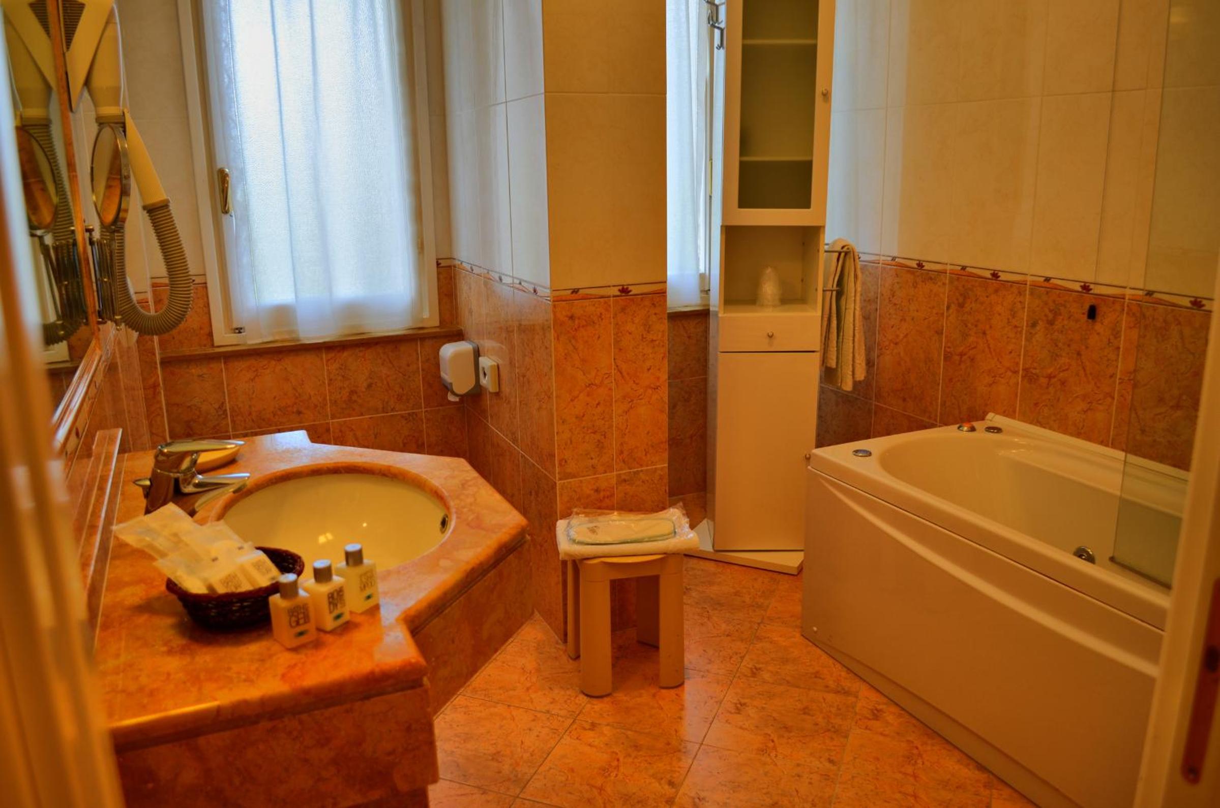 Suite (3 Adults) - Photo 3
