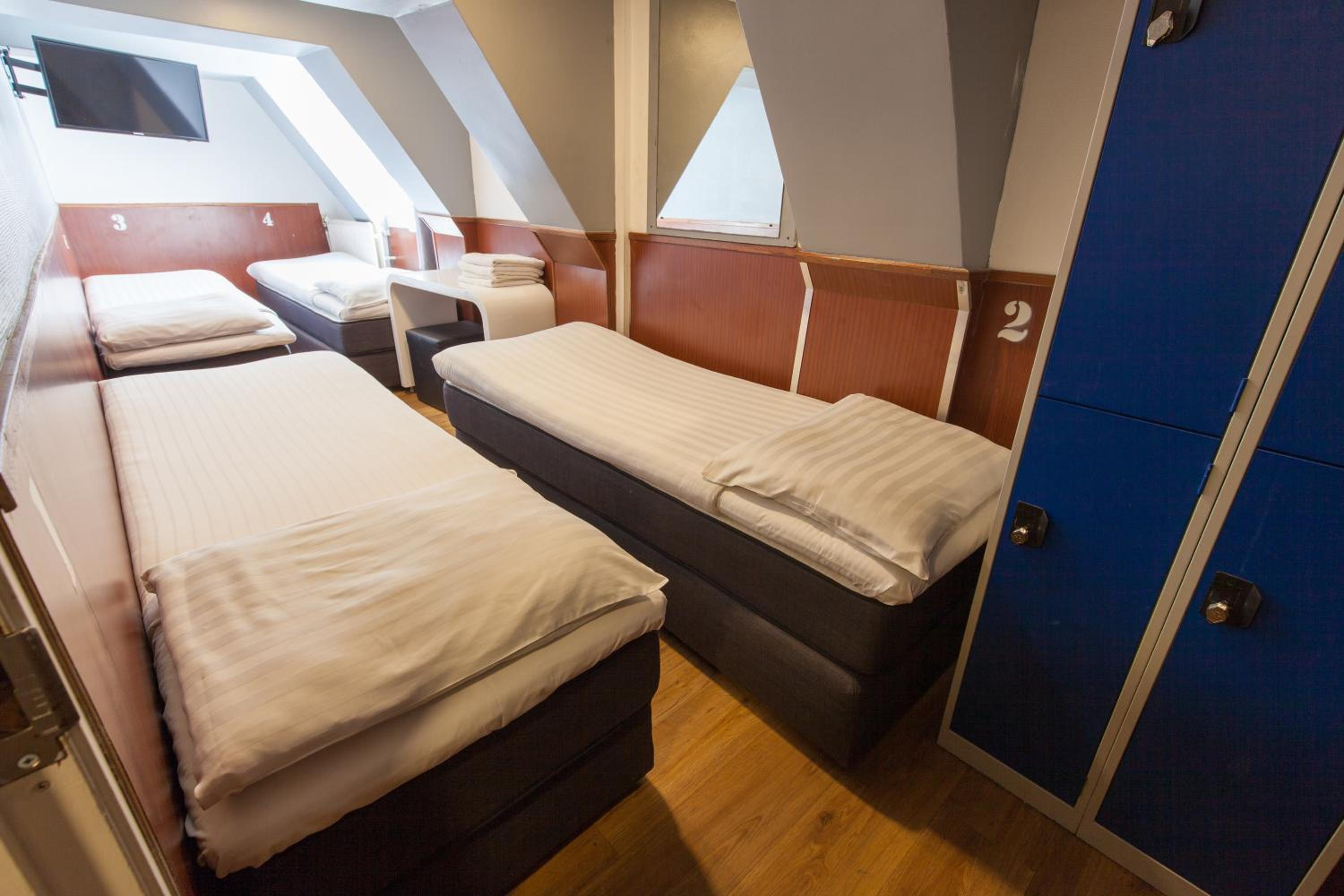 Quadruple Room Single Beds photo 2