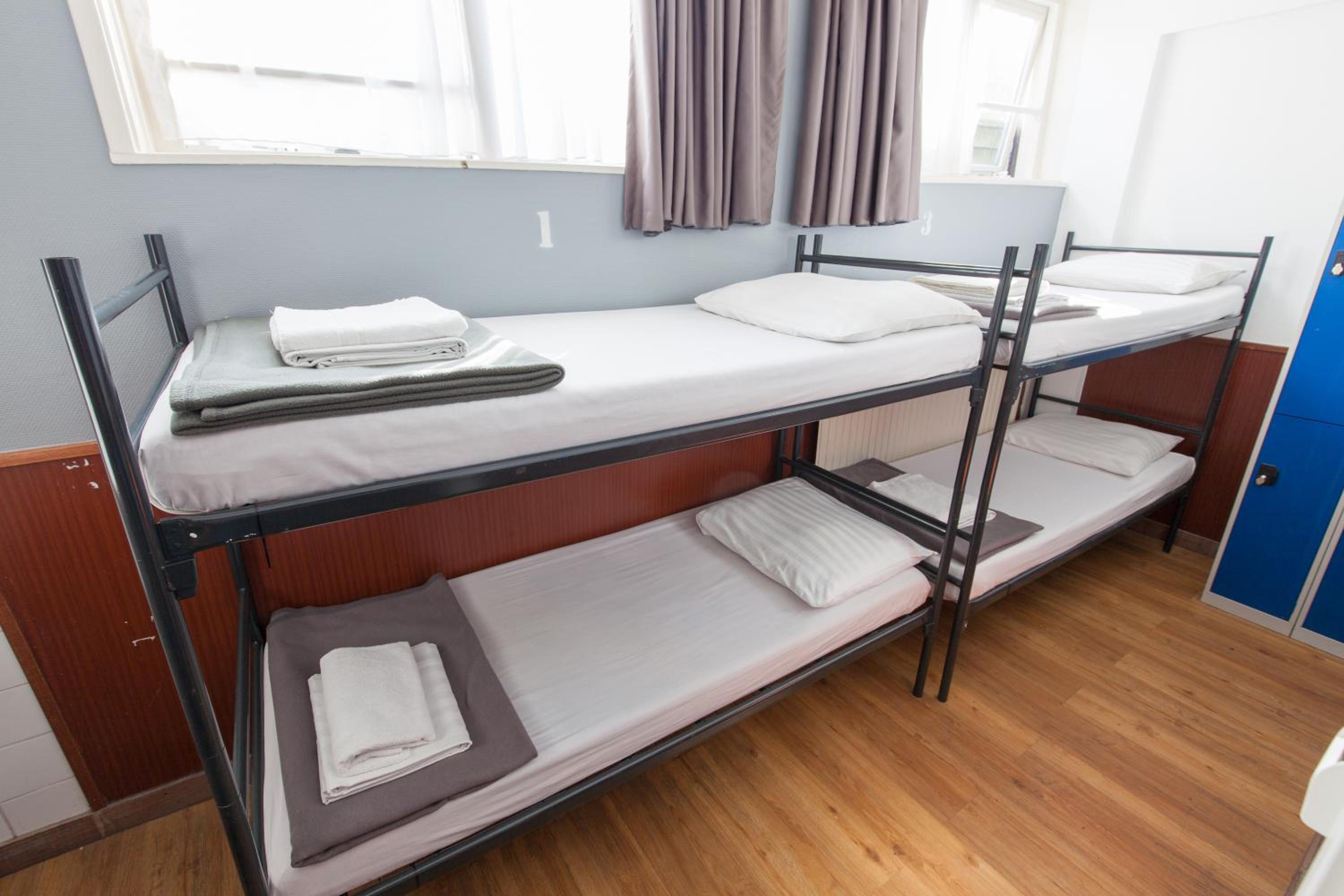 Quadruple Room With Bunk Beds And Shared Bathroom photo 2