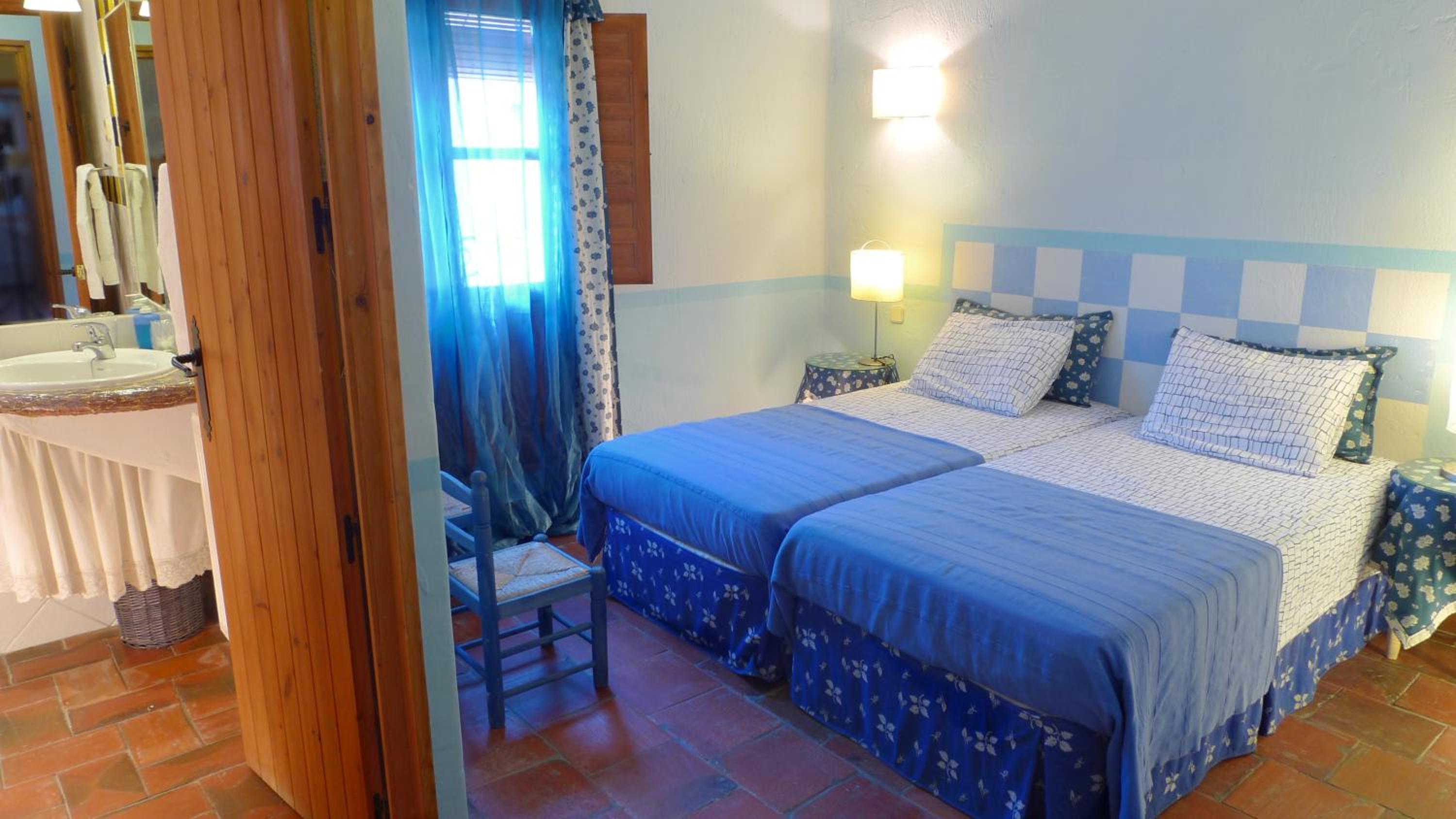 Eight-Bedroom House photo 3