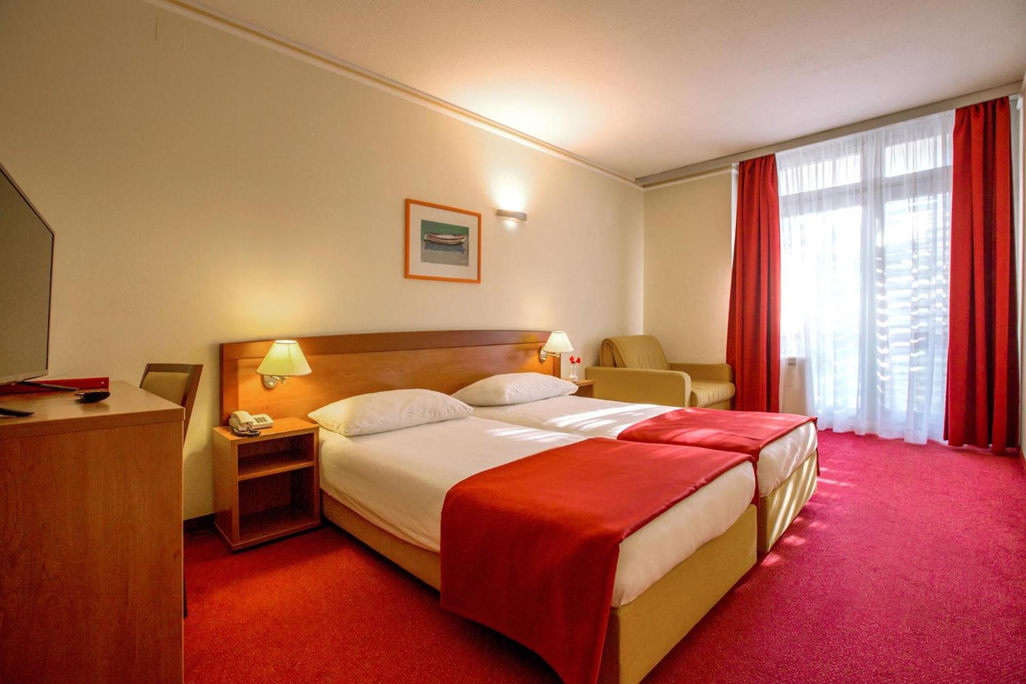 Special Offer - Twin Room with Balcony and Park View (2 Adults+1 Child) - Labor Day photo 2