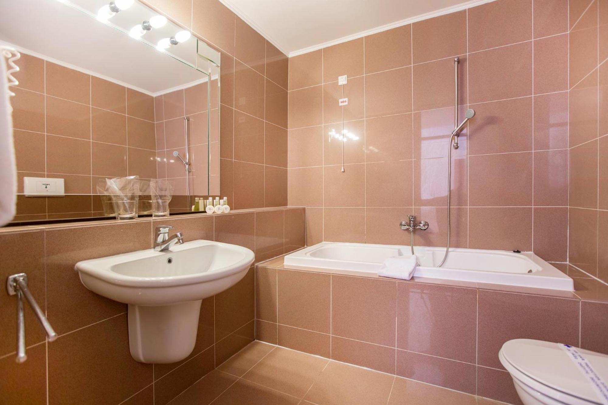 Special Offer - Twin Room with Balcony and Park View (2 Adults+1 Child) - Labor Day photo 3
