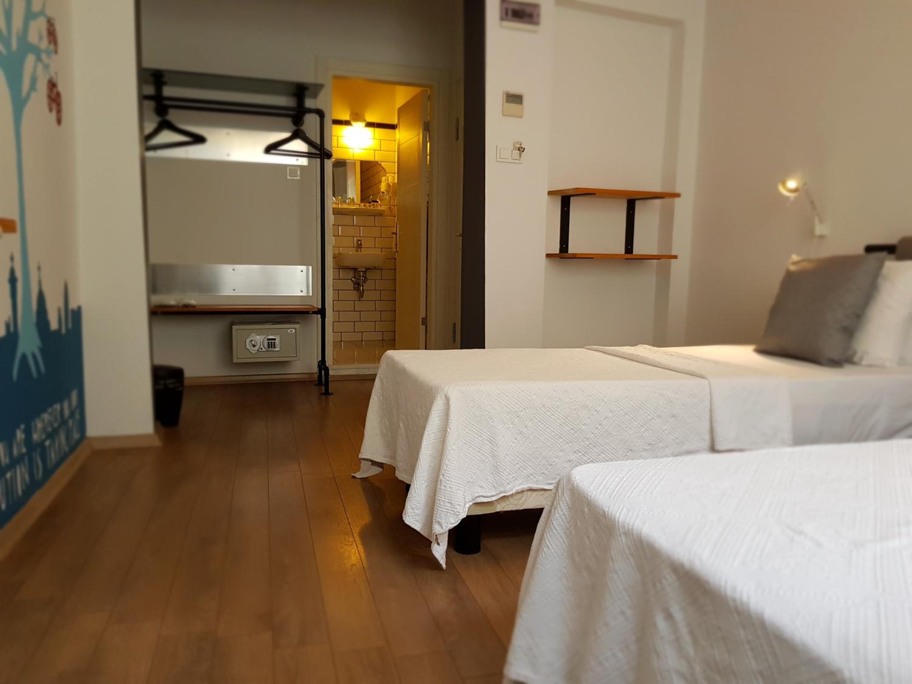 Standard Twin Room photo 2