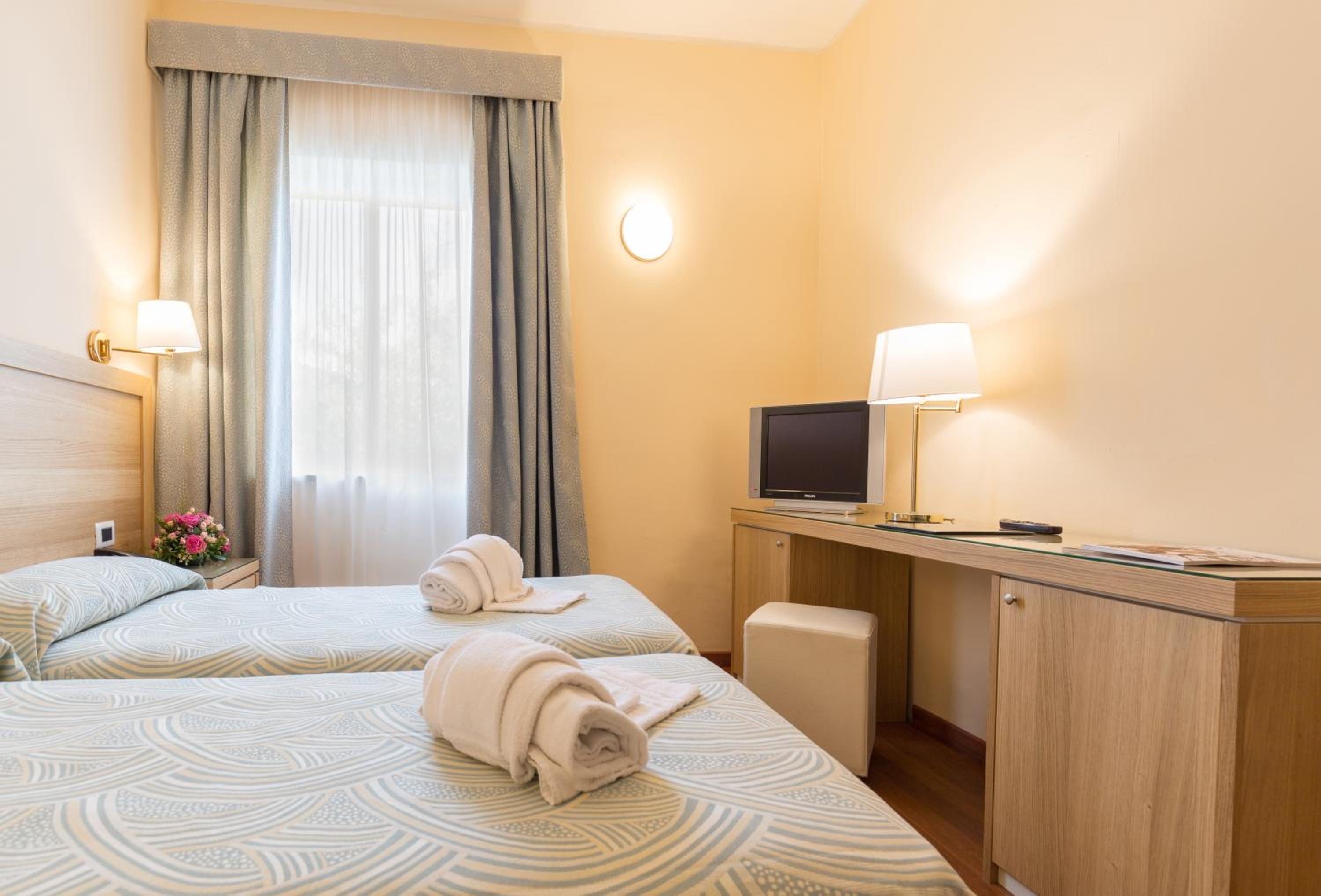Classic Double or Twin Room - Photo 4