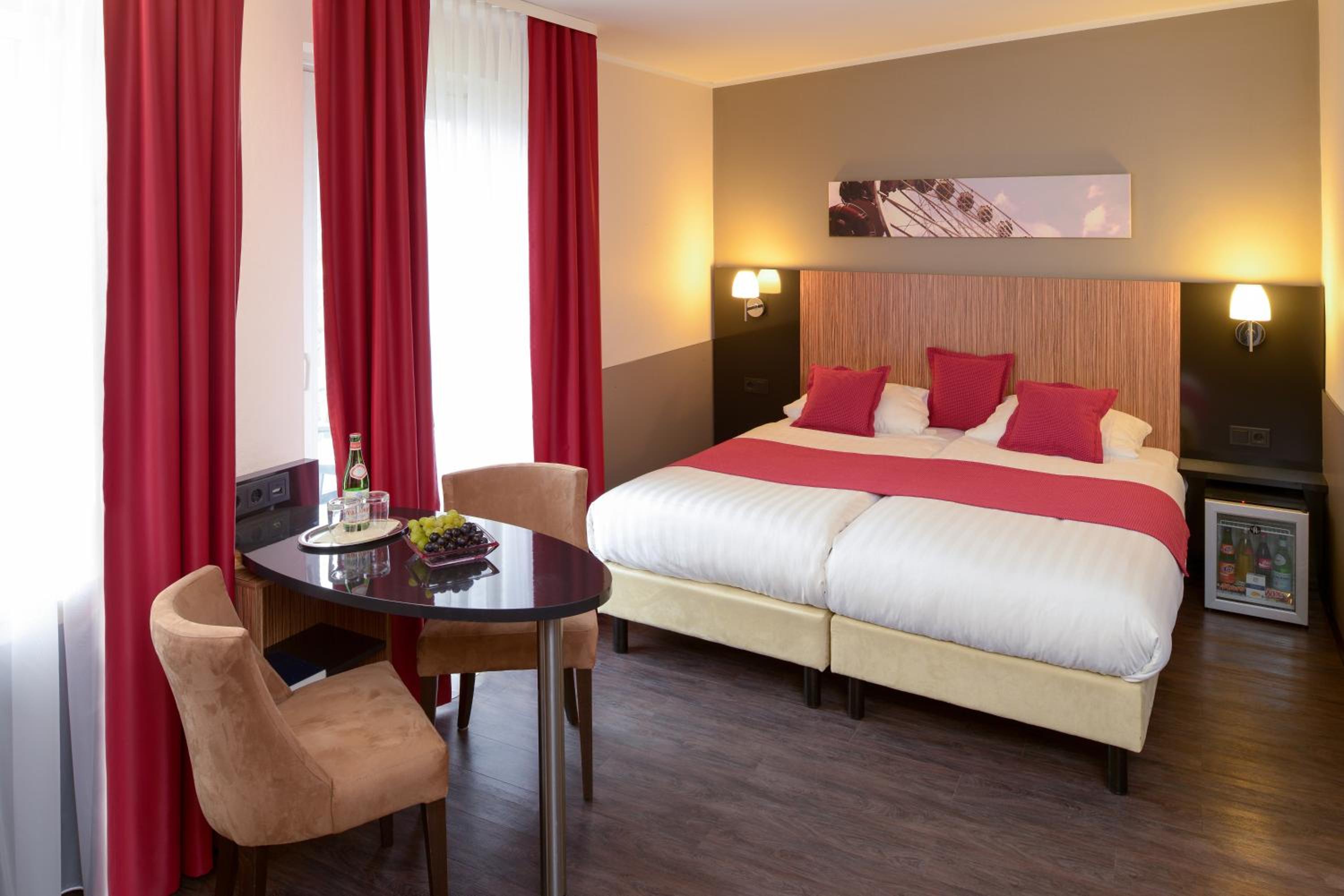 Triple Room thumbnail 5