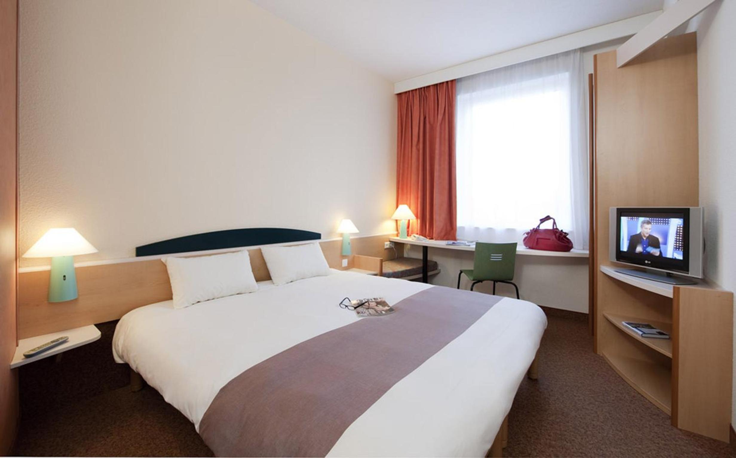 Double or Twin Room with Sofa Bed - Photo 9