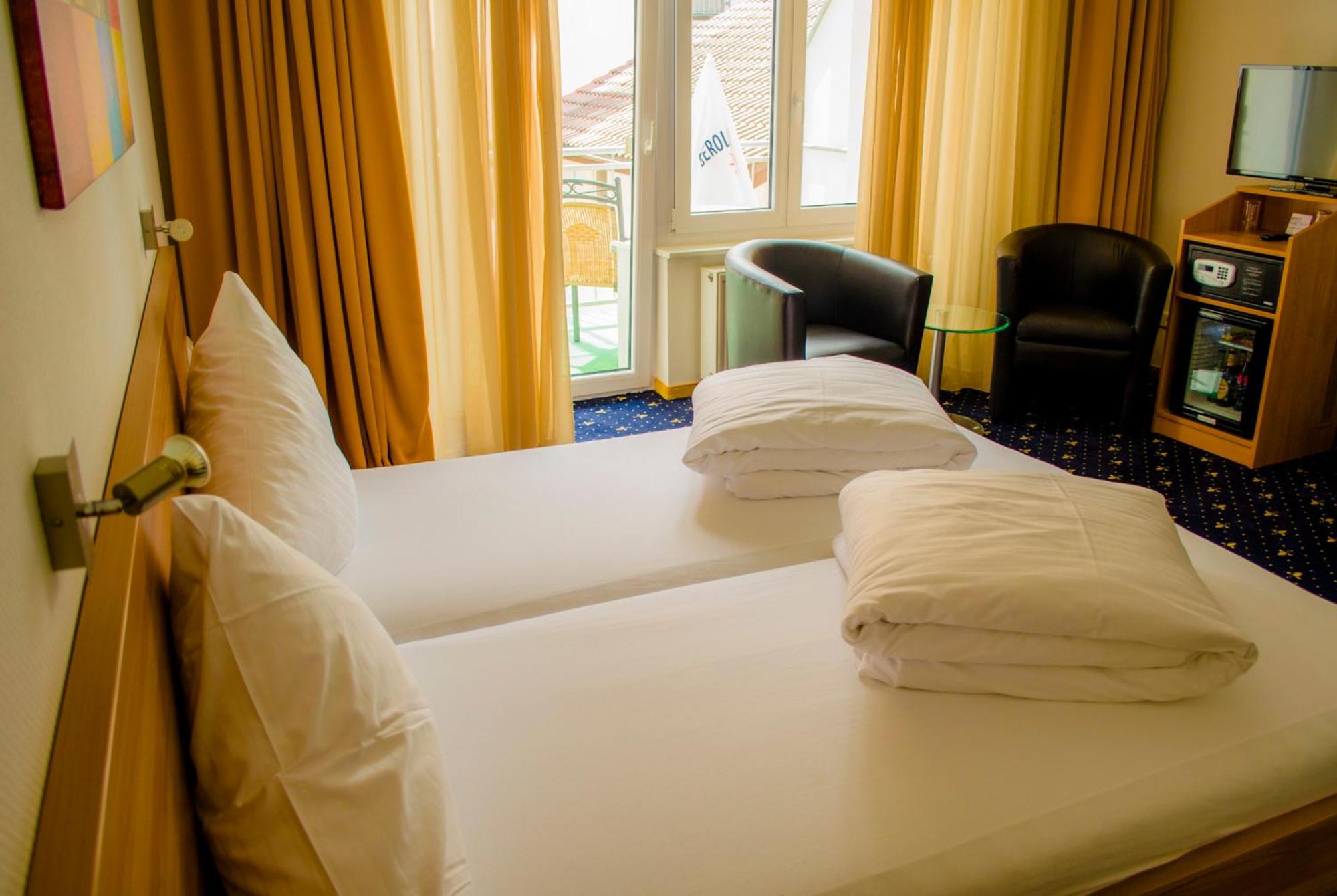 Double Room with Balcony facing the Courtyard photo 2