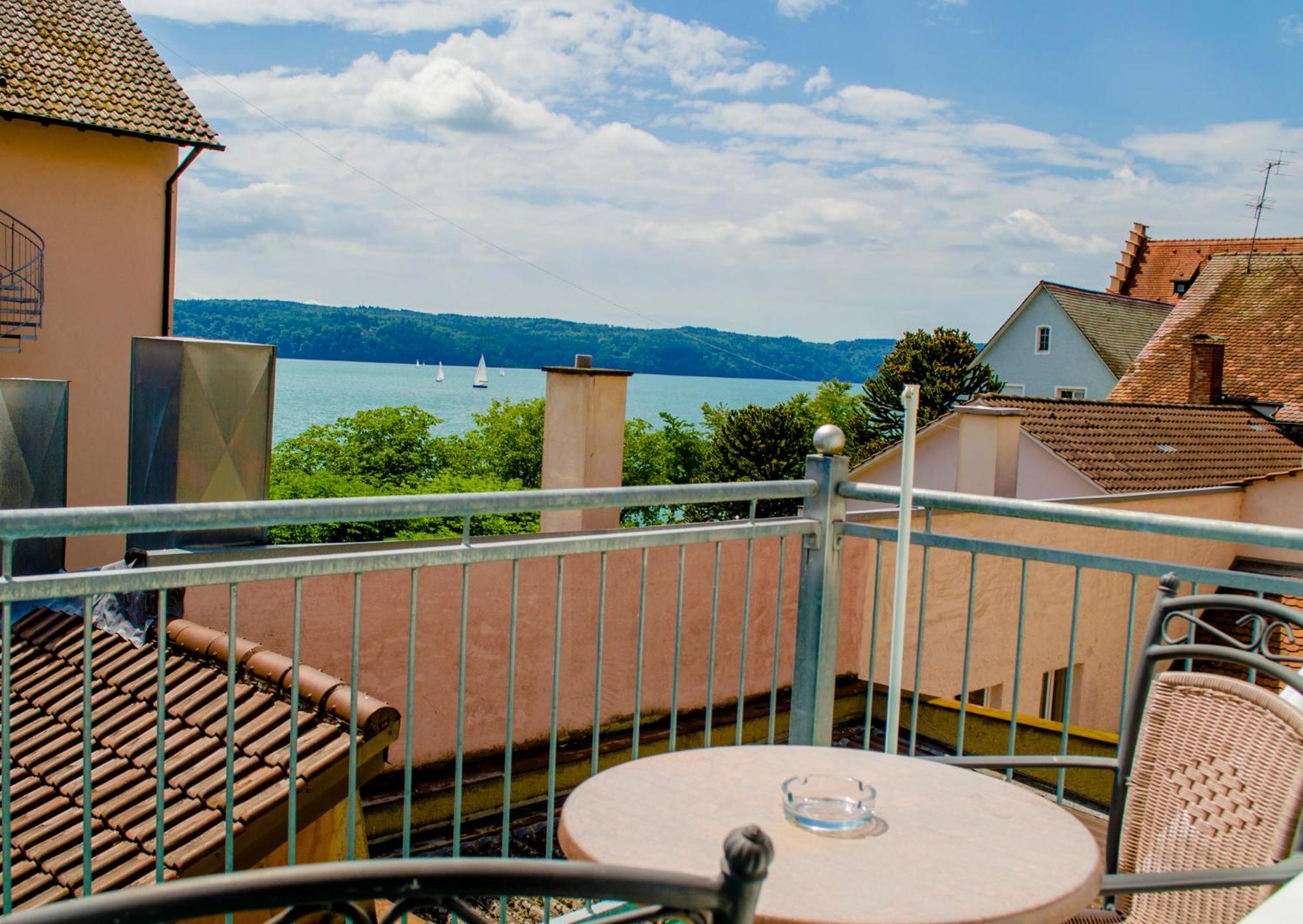 Double Room With Balcony and Partial Lake View photo 2