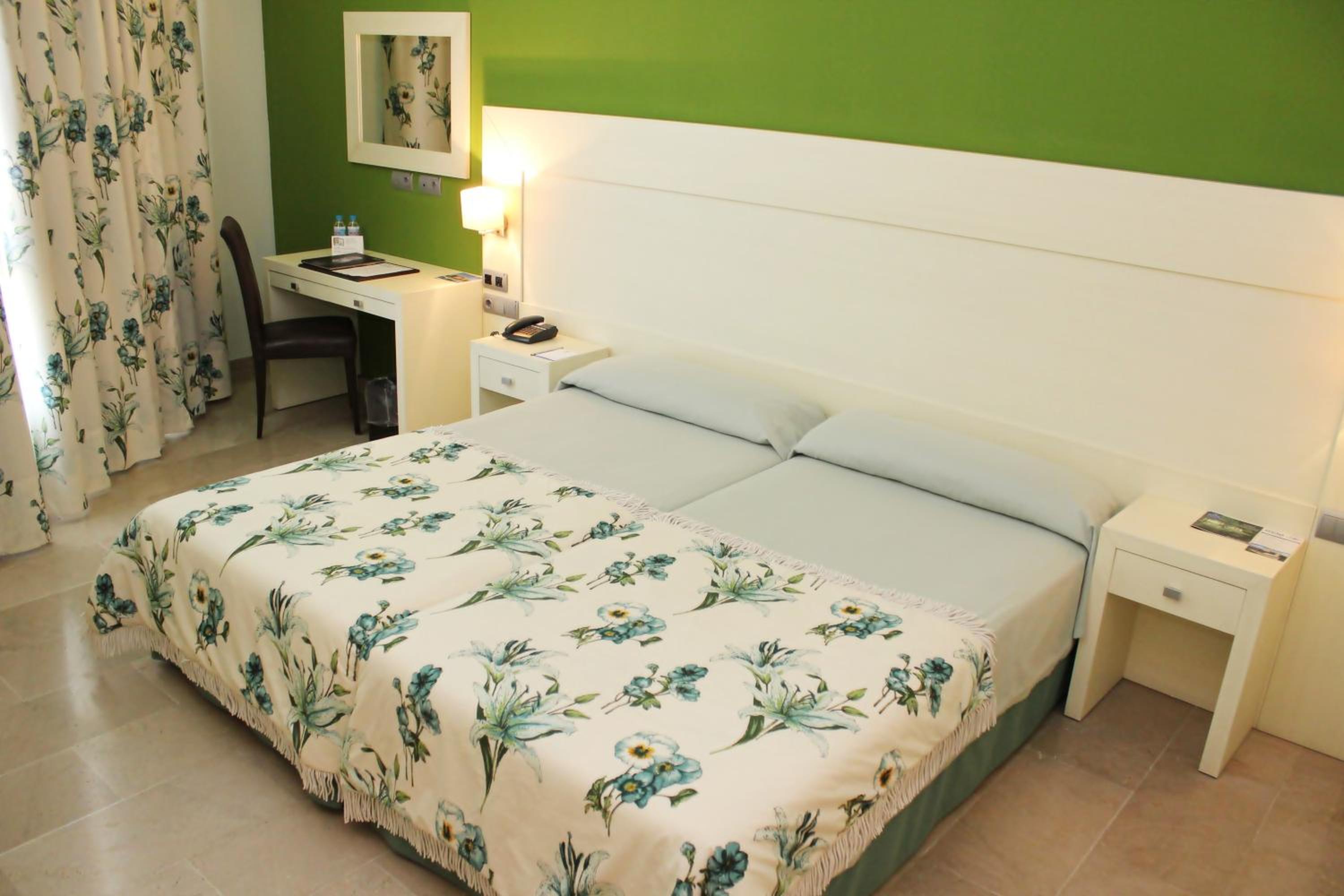 Twin Room - Photo 1