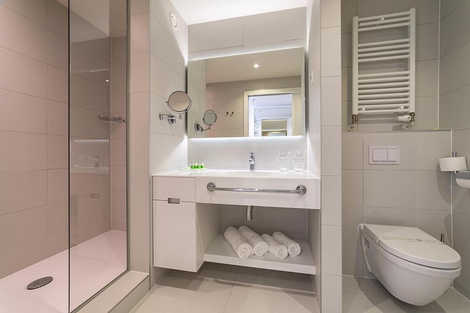 Double or Twin Room with Balcony and Courtyard View - Photo 5