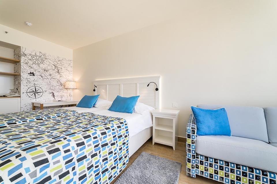 Double or Twin Room with Sofa Bed - Sea View - Photo 3