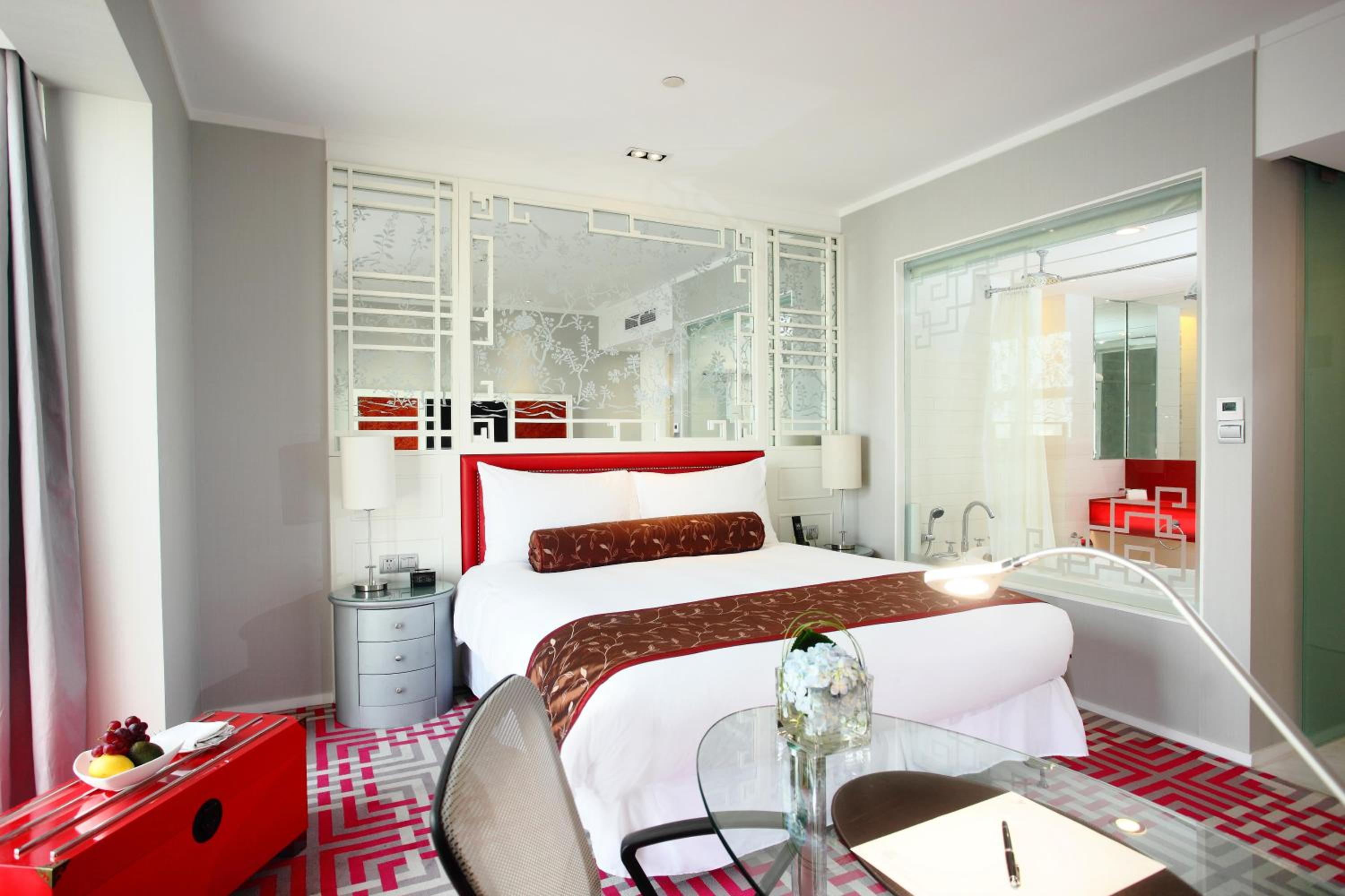 Deluxe Double Room with City View - Photo 4