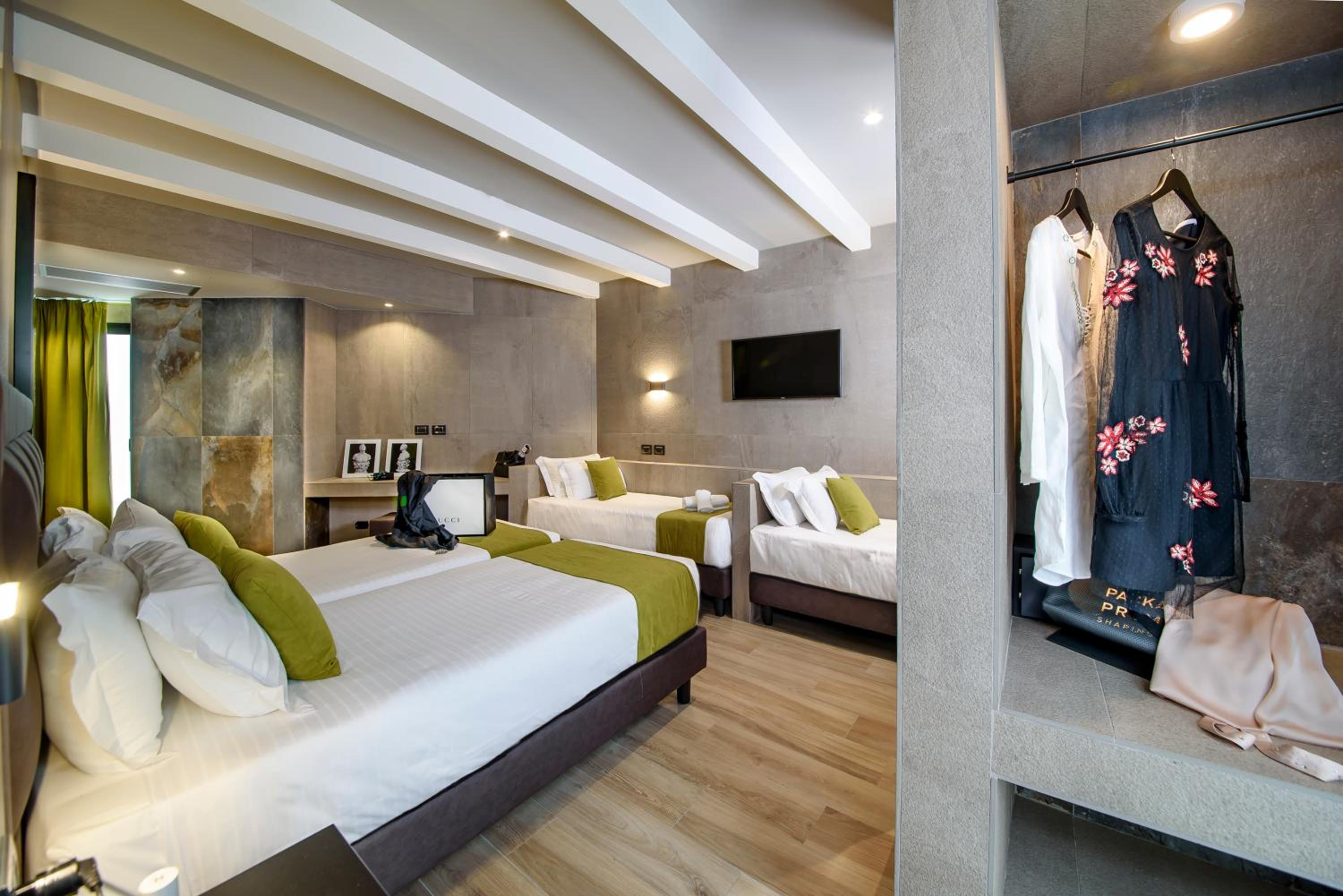 Standard Quadruple Room thumbnail 6