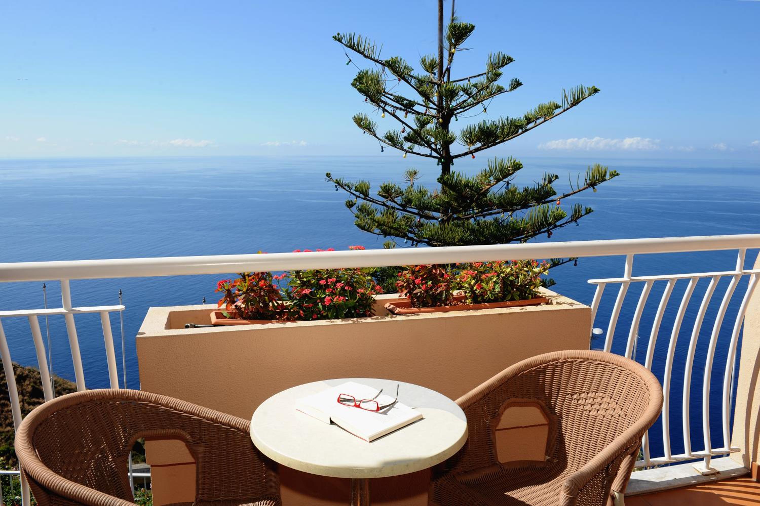 Double or Twin Room with Sea View - Photo 4