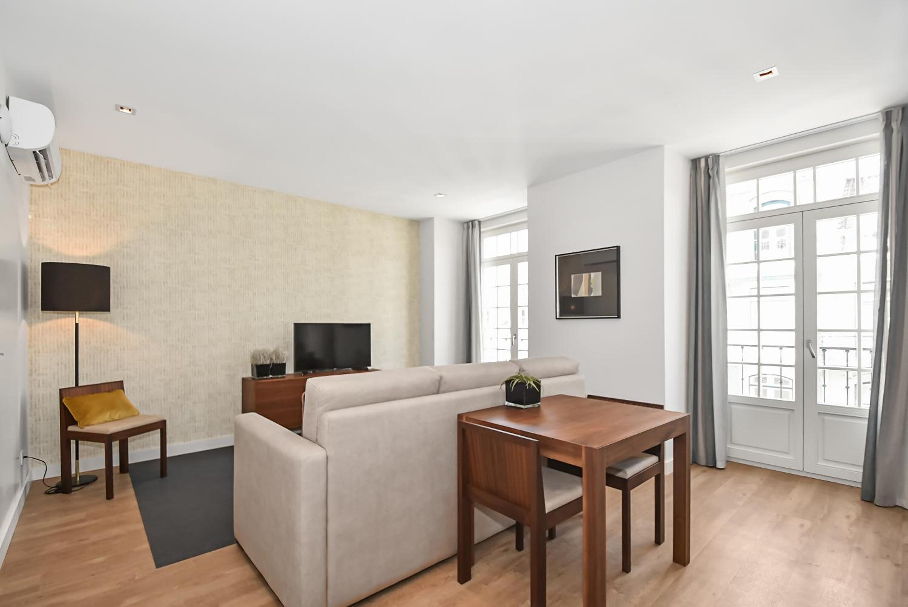 One-Bedroom Apartment with Balcony and City View photo 1