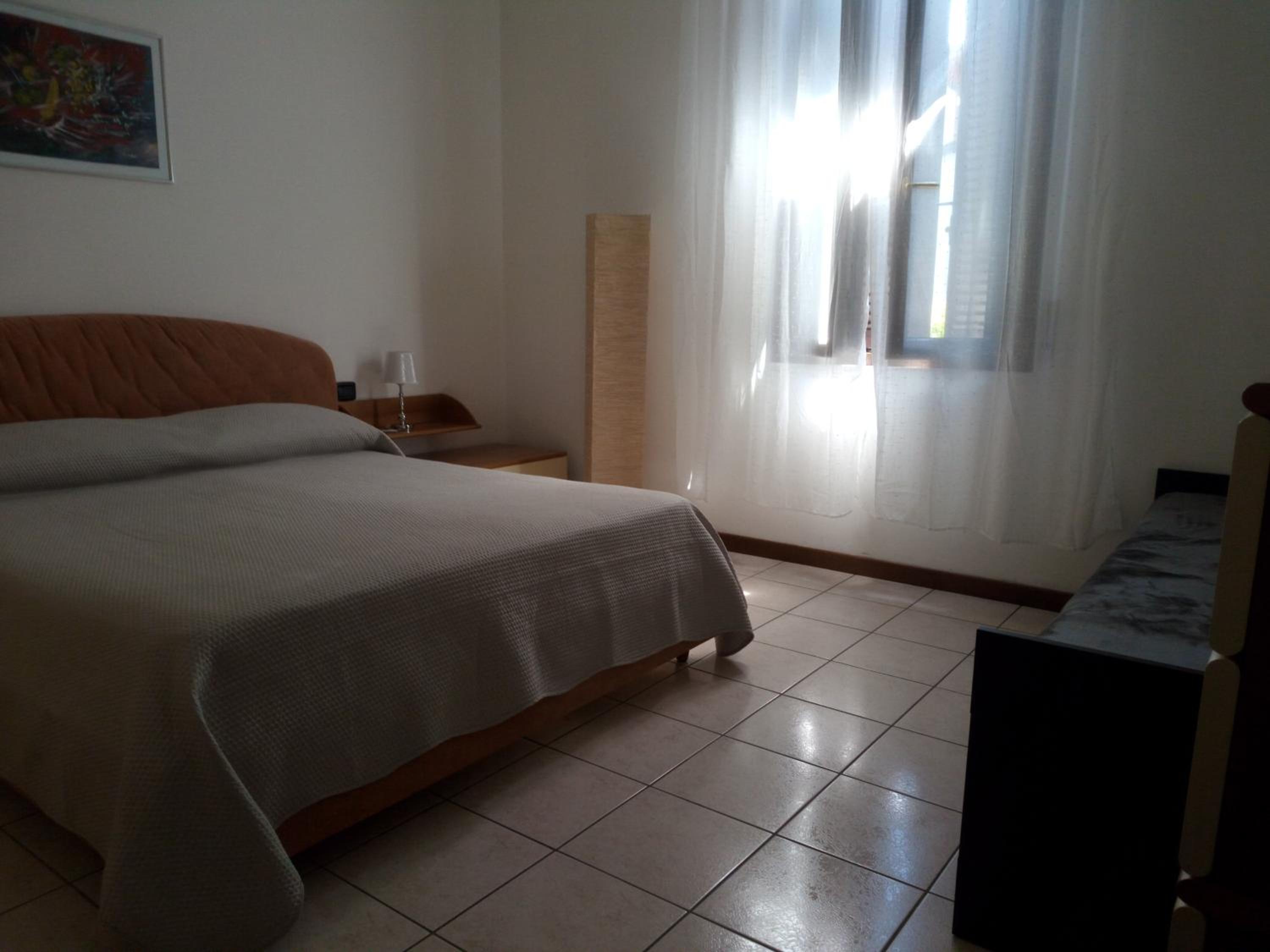 One-Bedroom Apartment - Photo 2