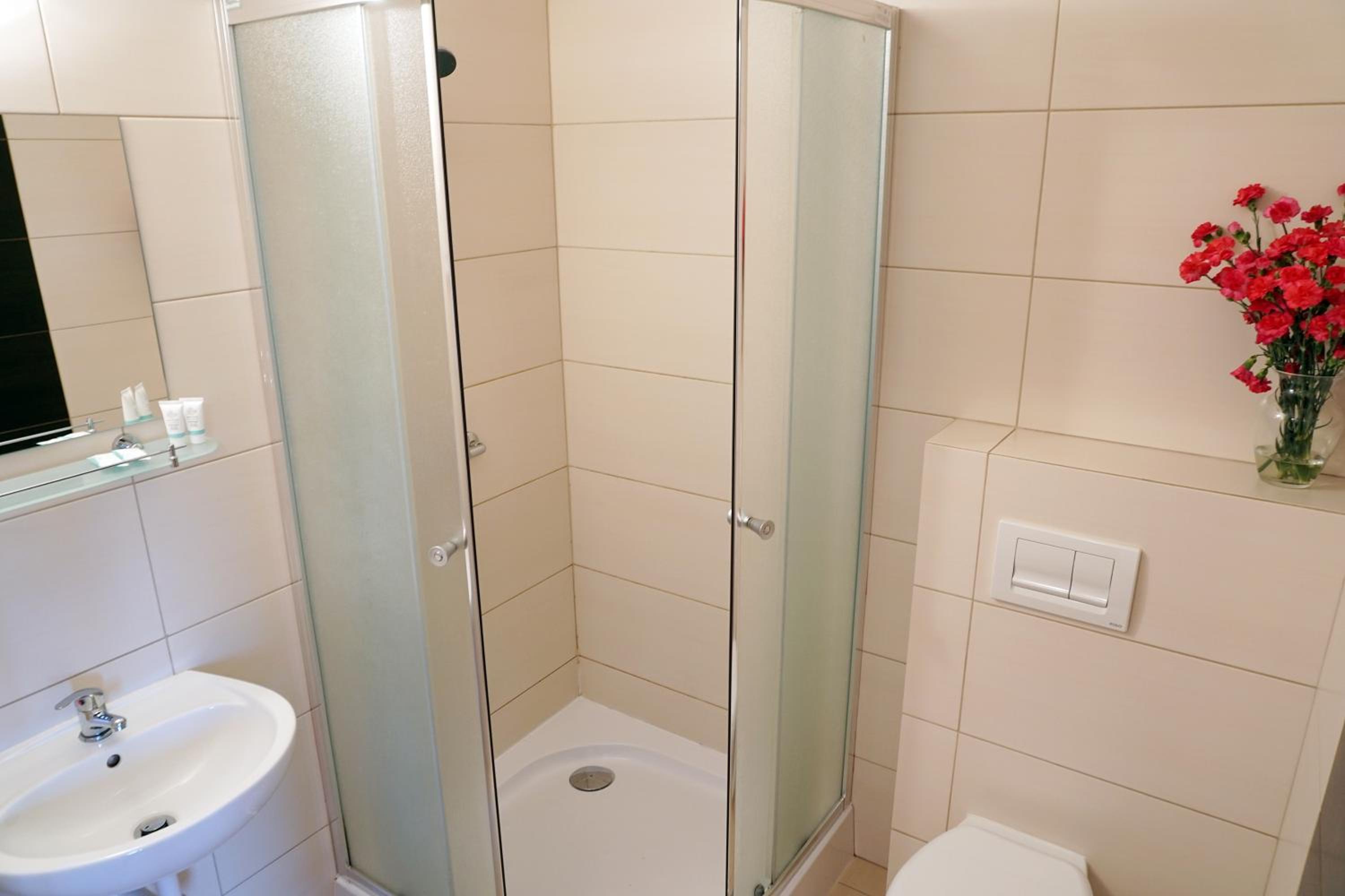 Double or Twin Room - Photo 4
