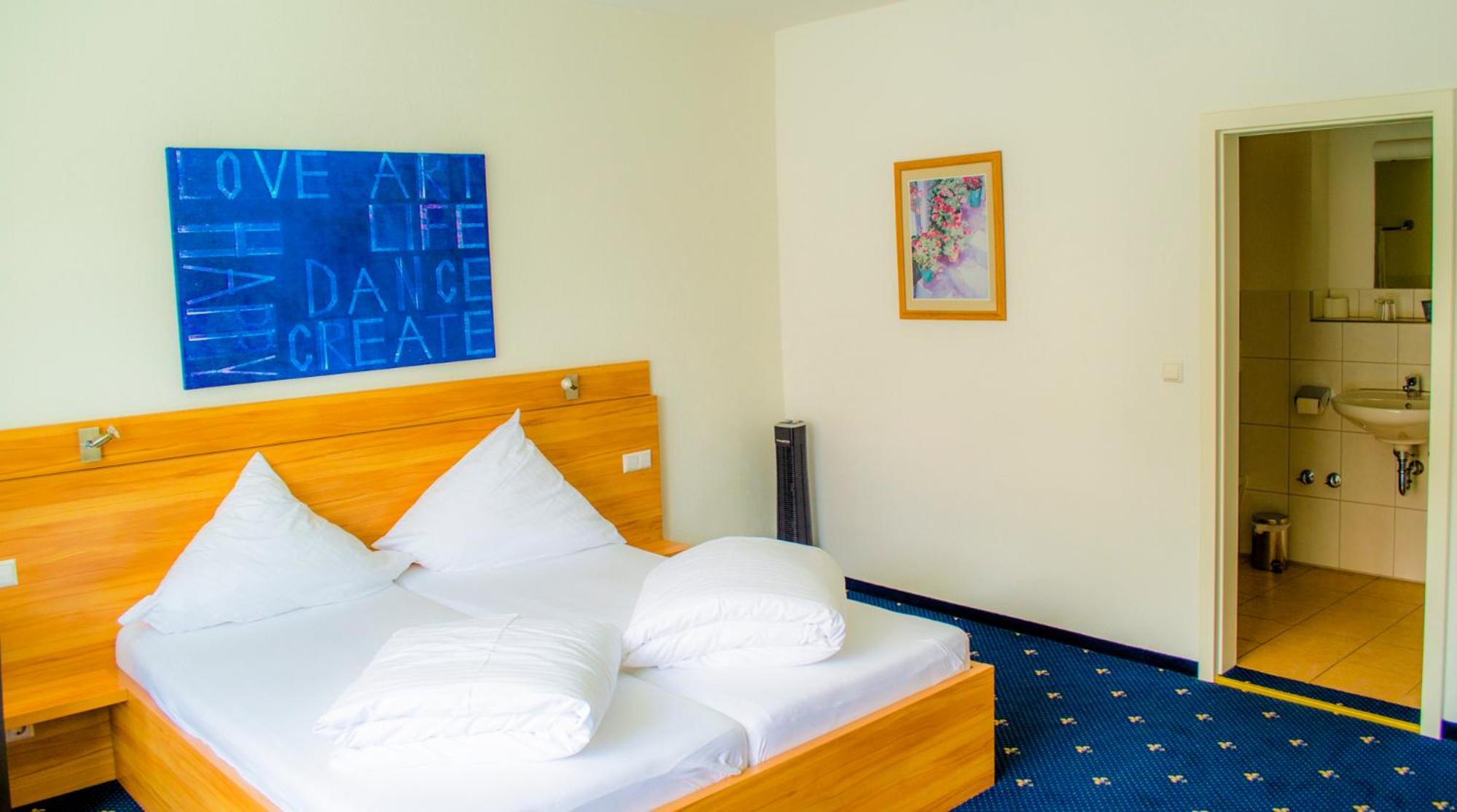 Double Room With Balcony and Partial Lake View photo 3