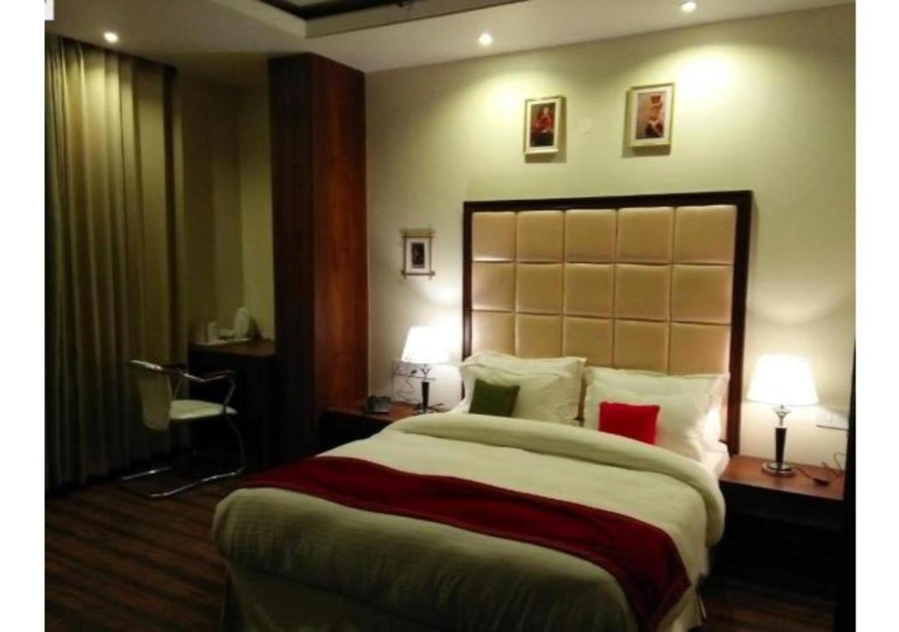 Deluxe Double Room (2 Adults + 1 Child) photo 2