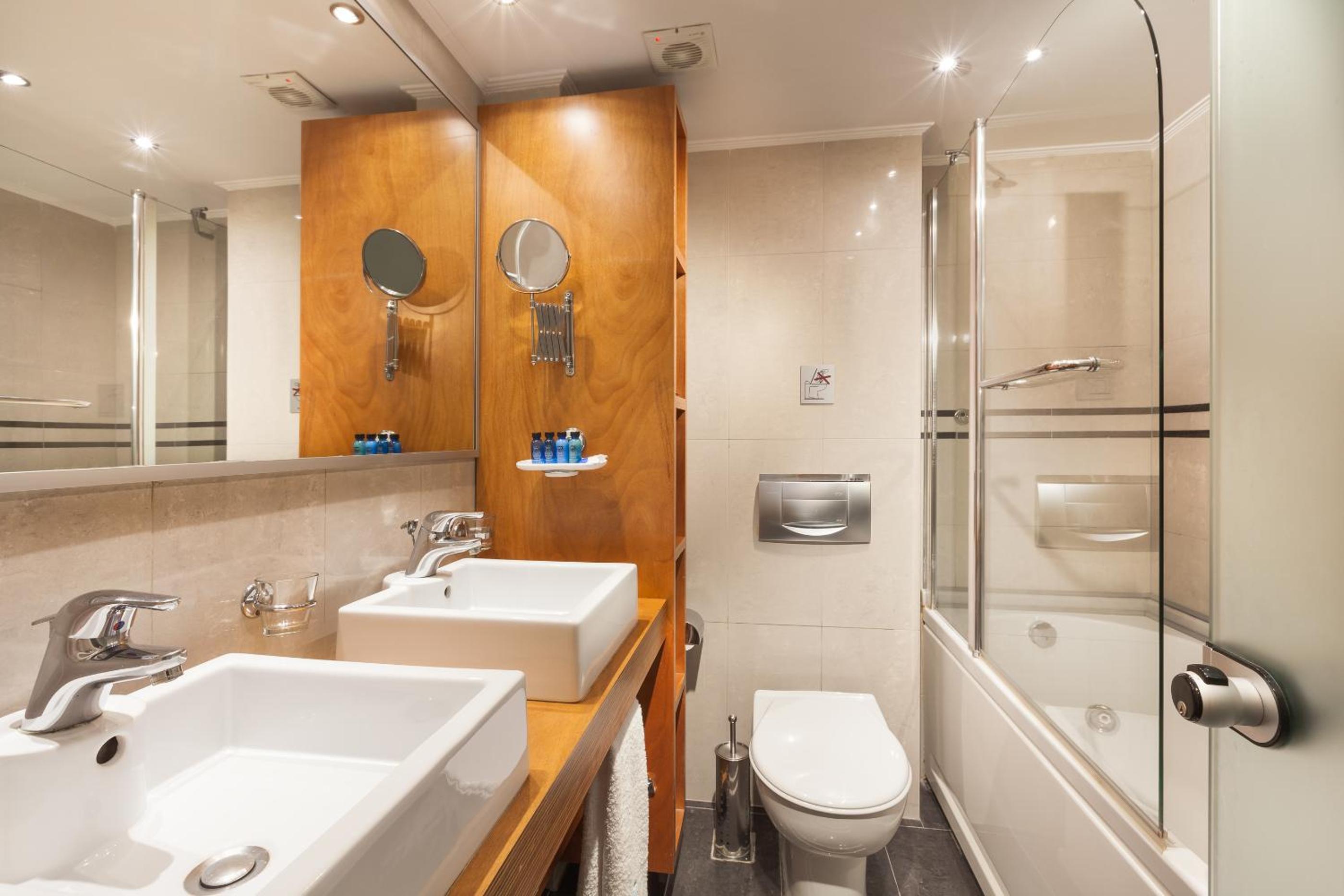 Double or Twin Room with Sea View thumbnail 5