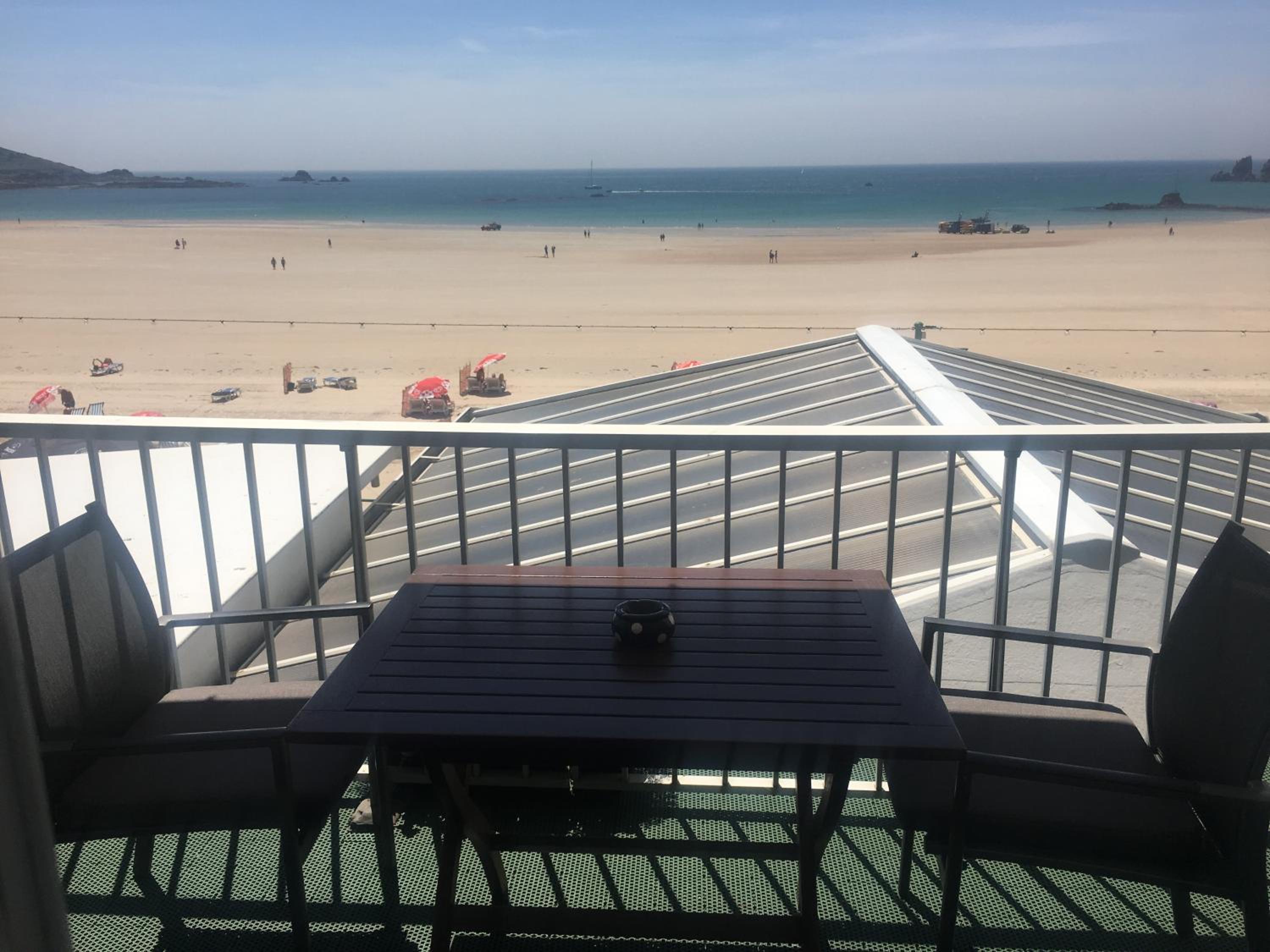 One-Bedroom Apartment with Balcony photo 2