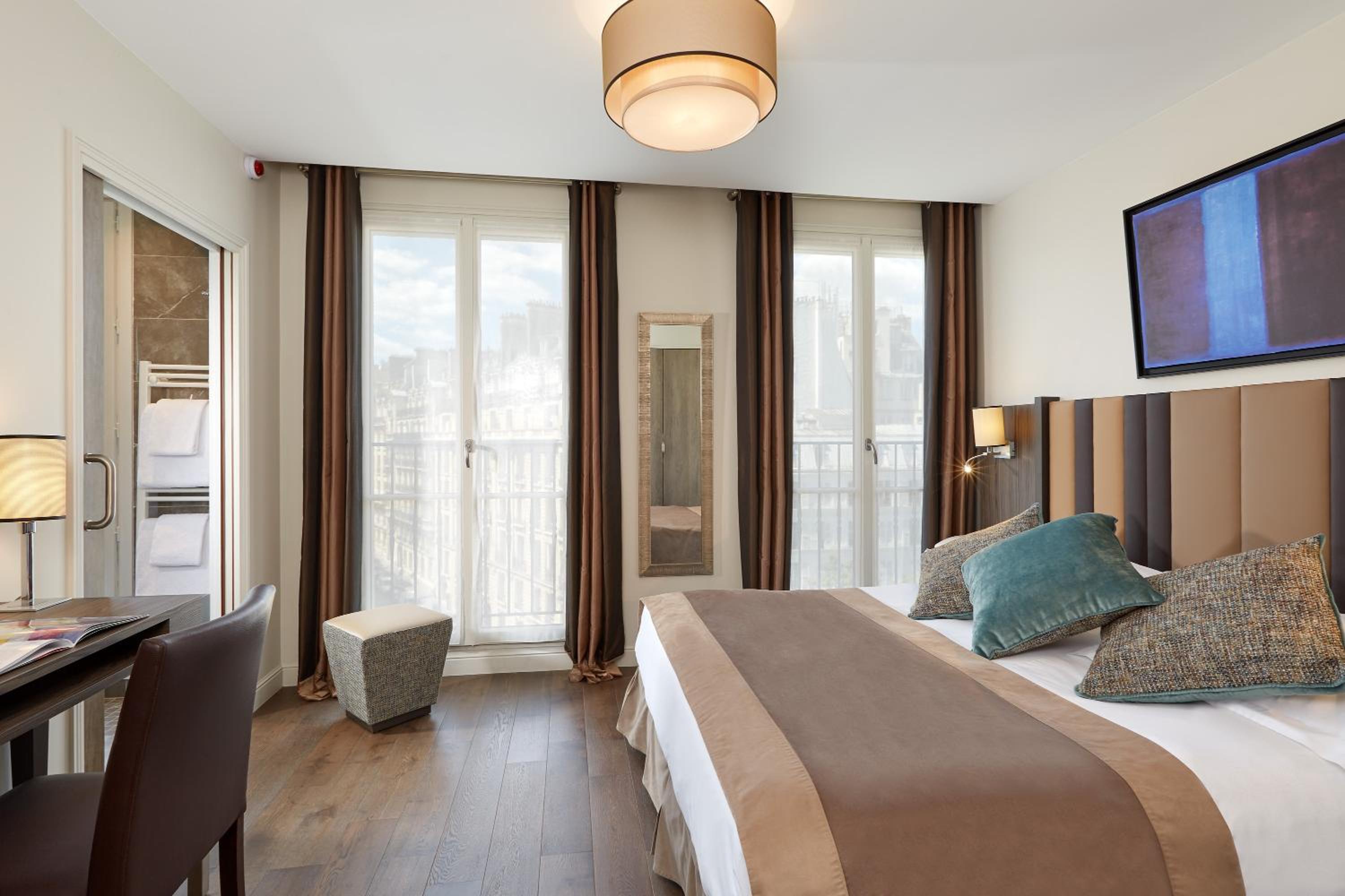 Superior Double Room thumbnail 5
