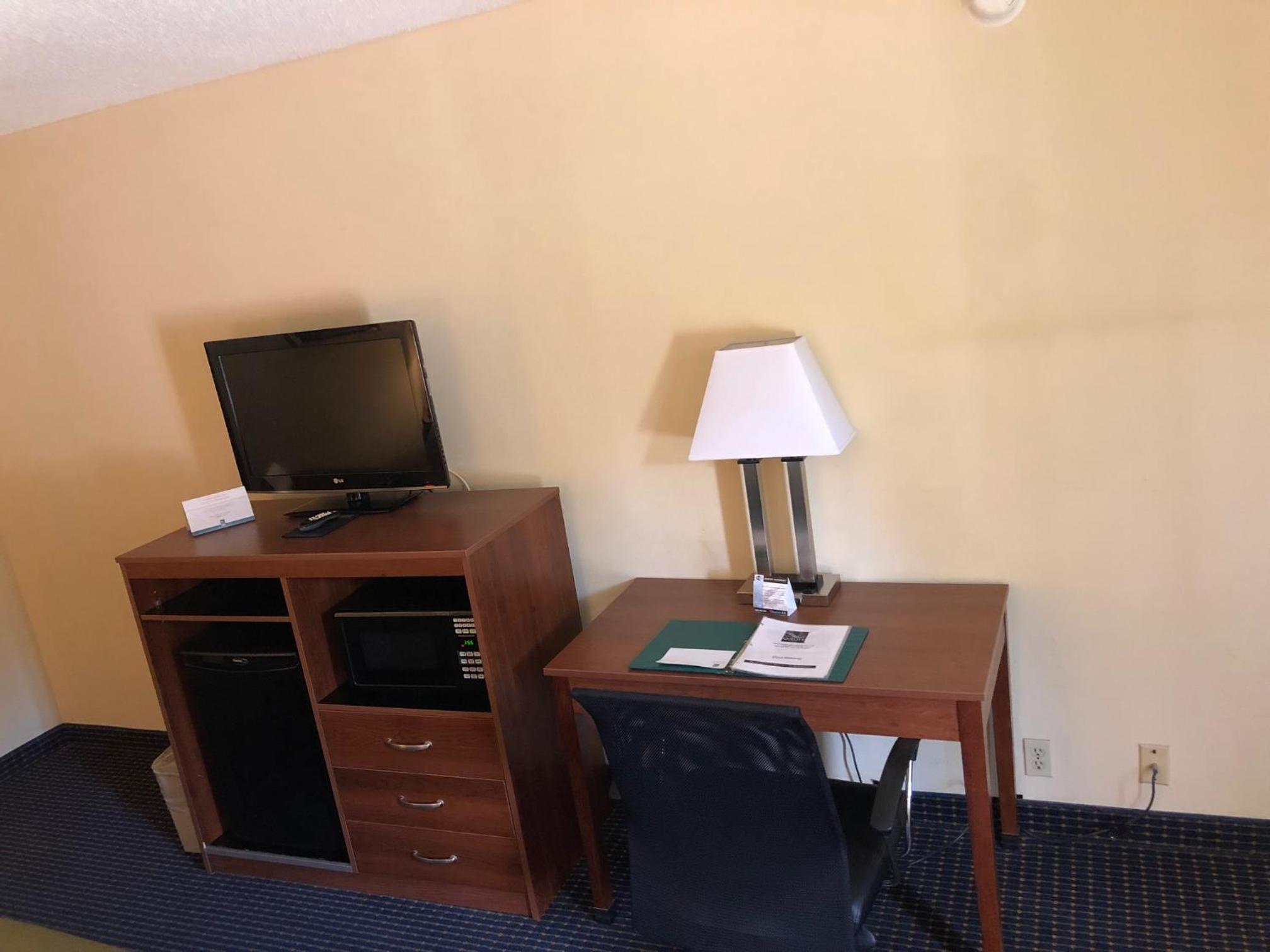 King Room - Non-Smoking - Photo 3