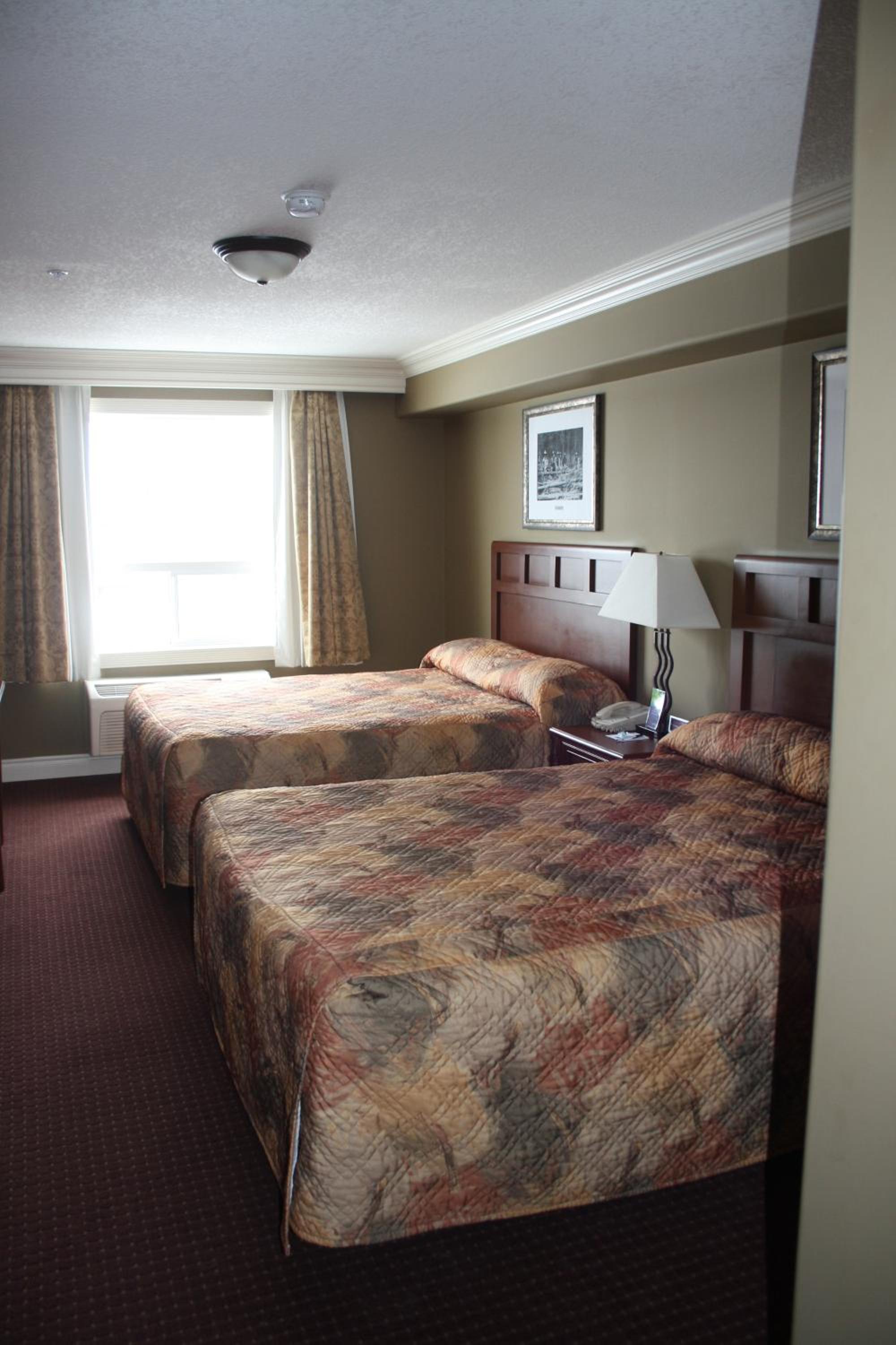 Queen Room with Two Queen Beds - Non-Smoking photo 2