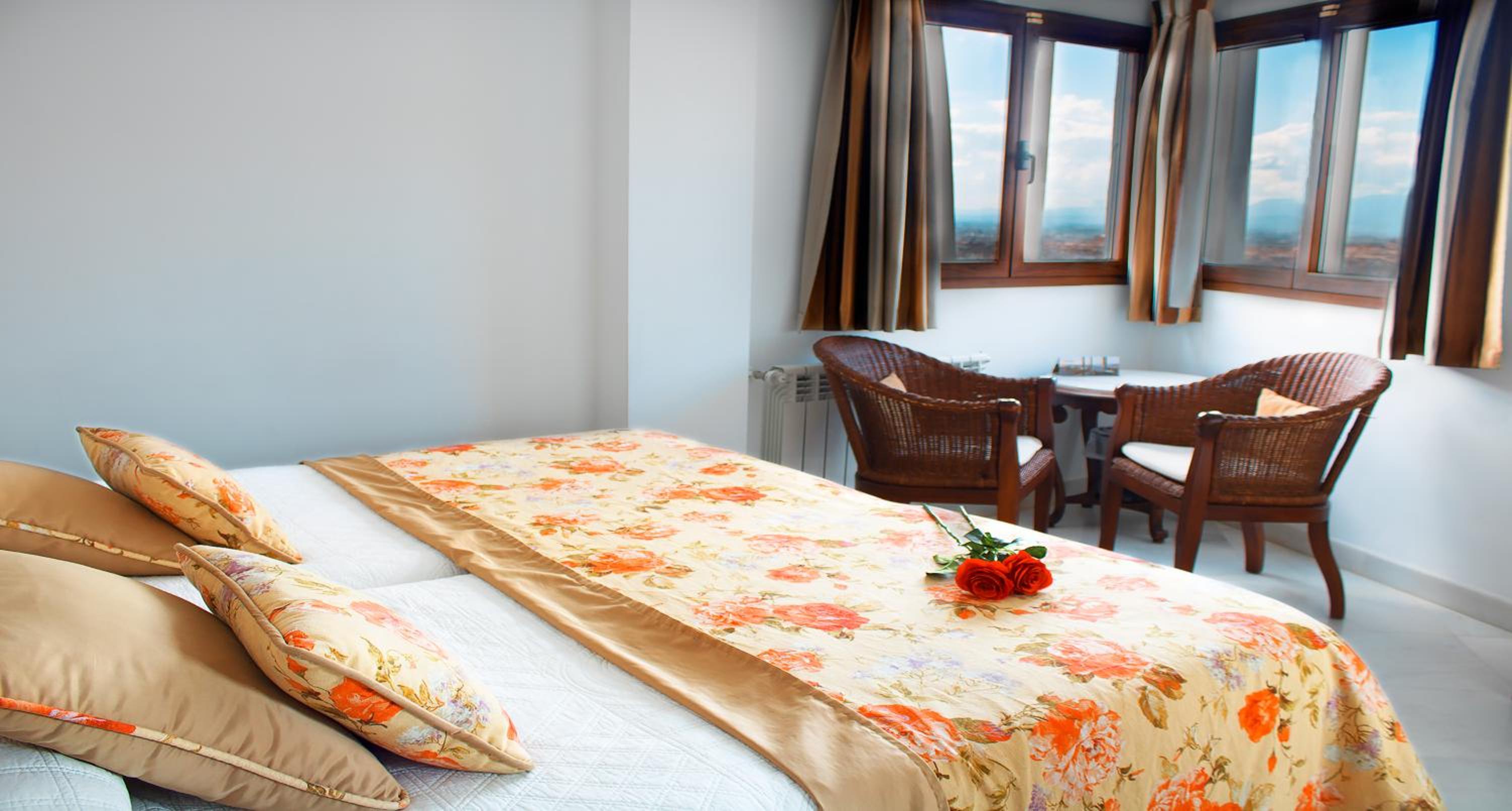 Superior Twin Room with City View - Photo 12