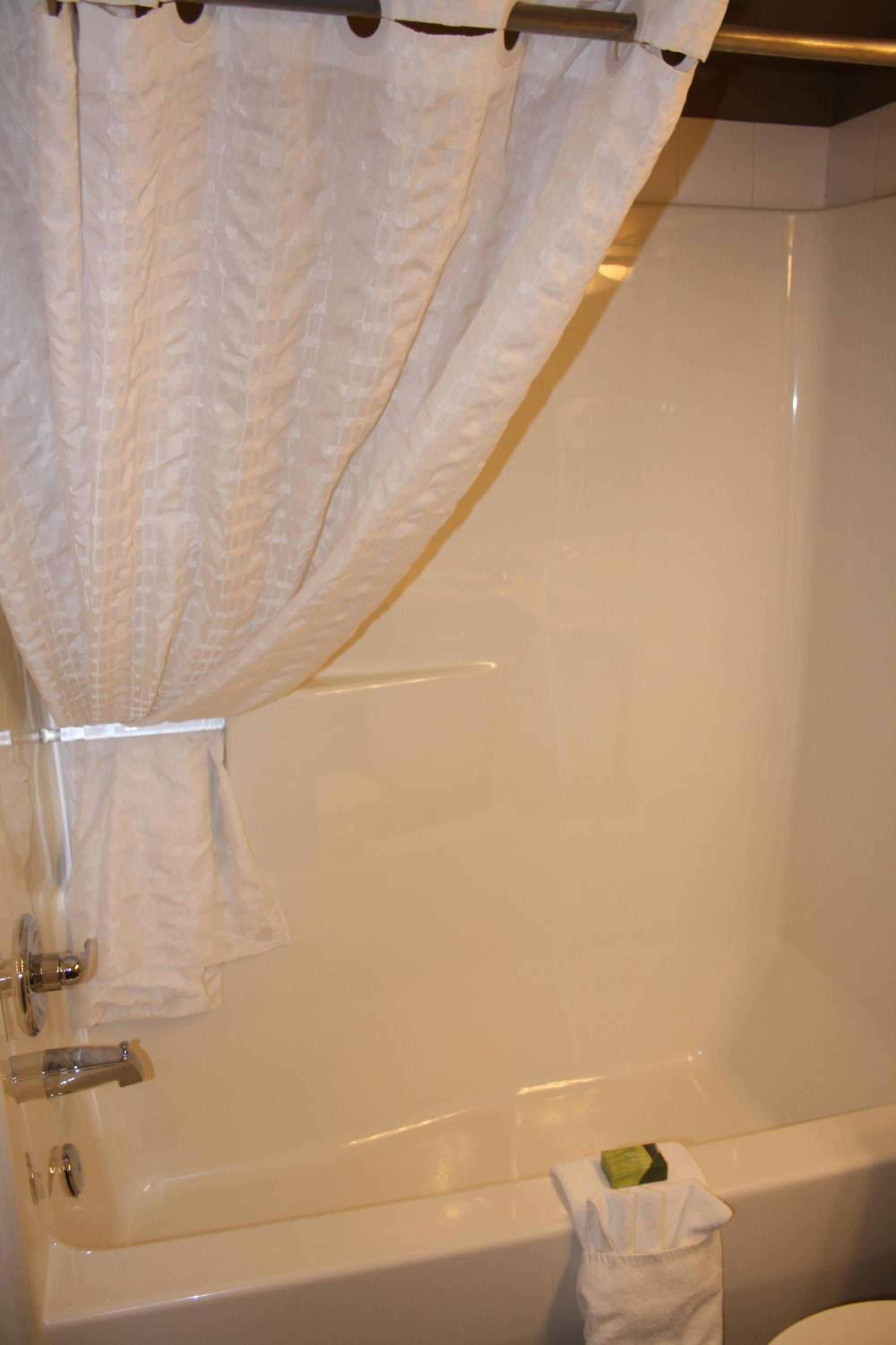Queen Room with Two Queen Beds - Non-Smoking photo 3
