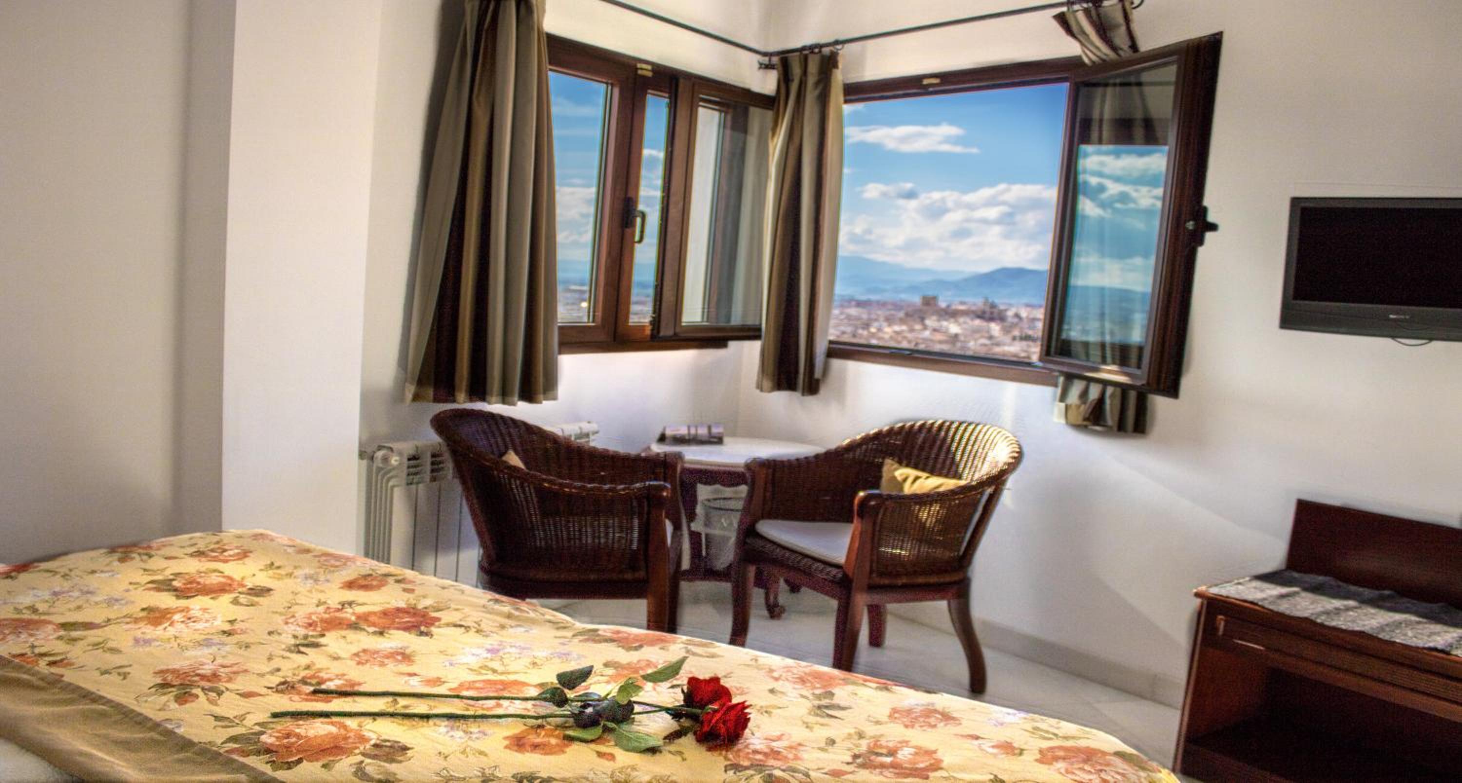 Superior Twin Room with City View - Photo 6