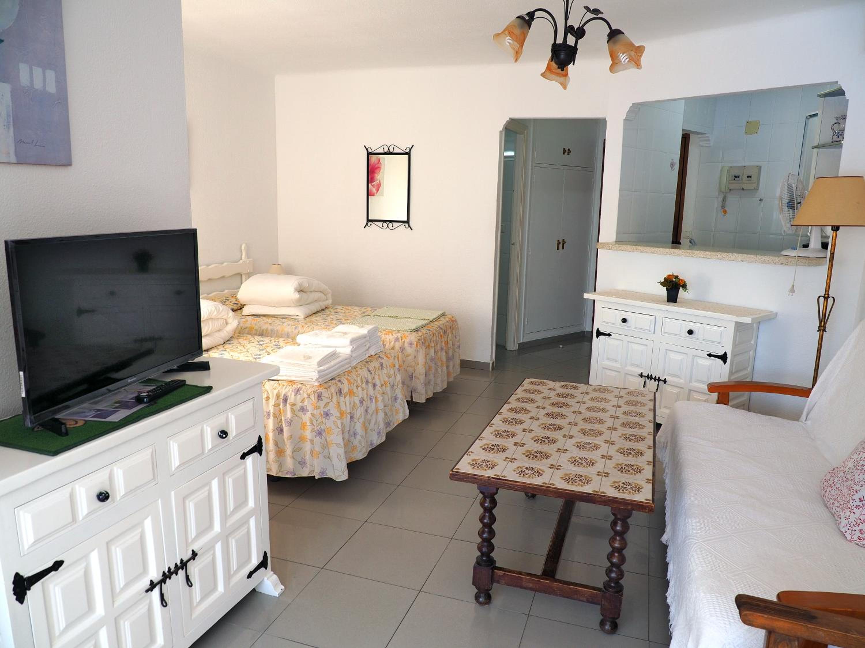 Estudio (2-3 Adultos)