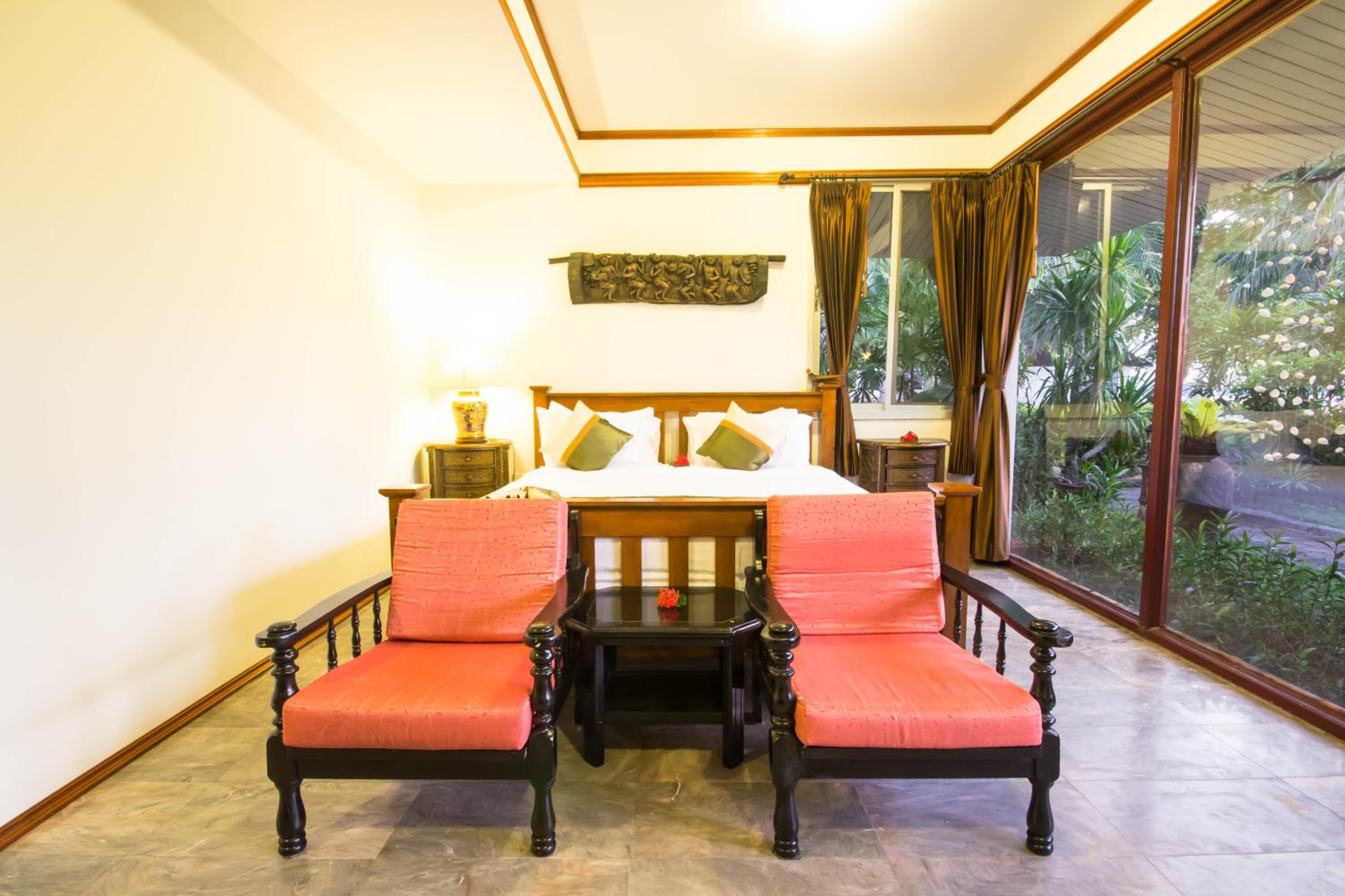 Bungalow with Garden View - Photo 6