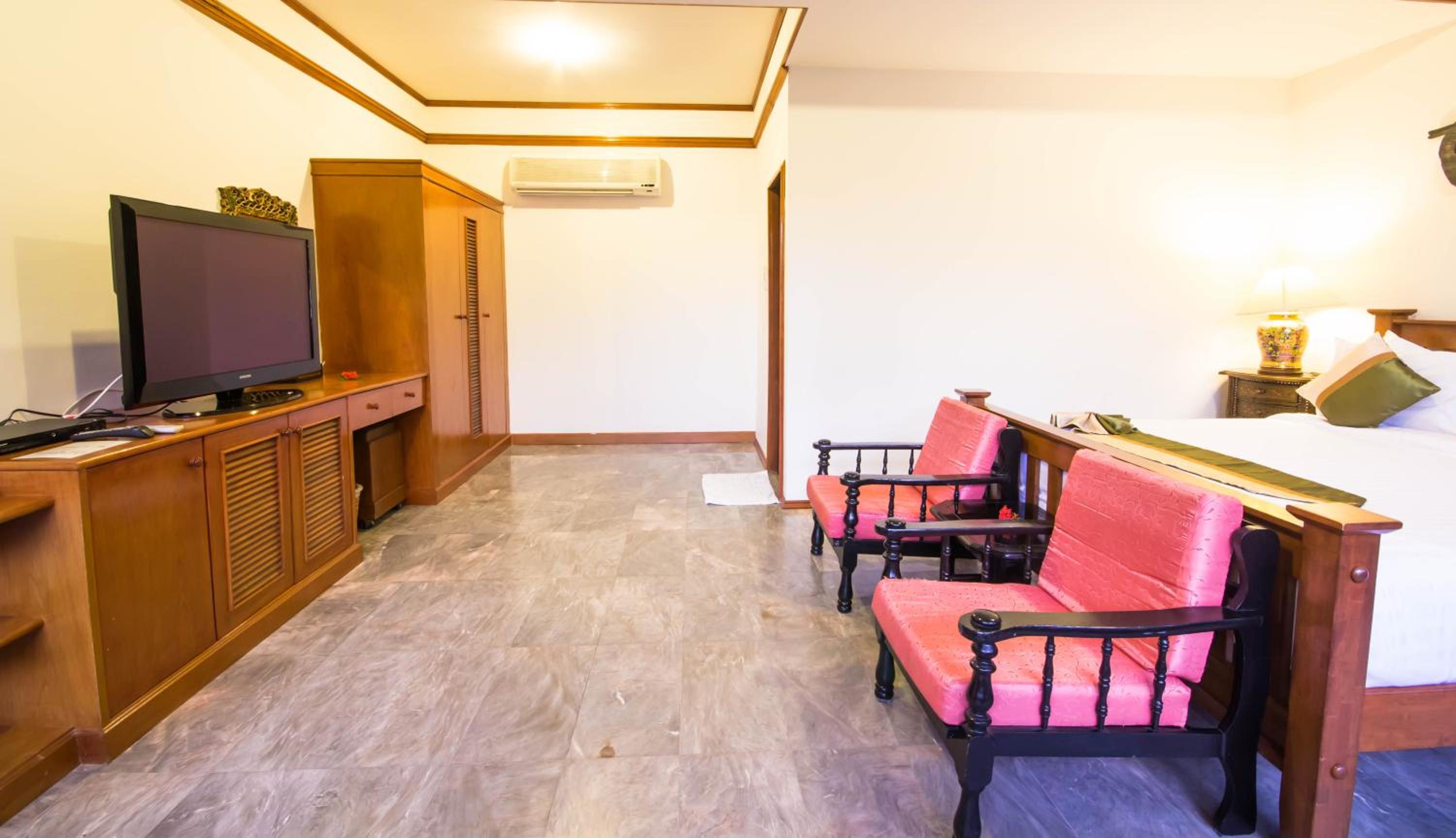 Bungalow with Garden View - Photo 4