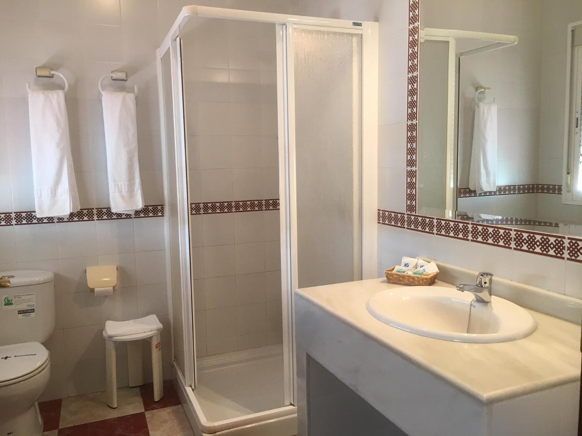 Double or Twin Room - Photo 8