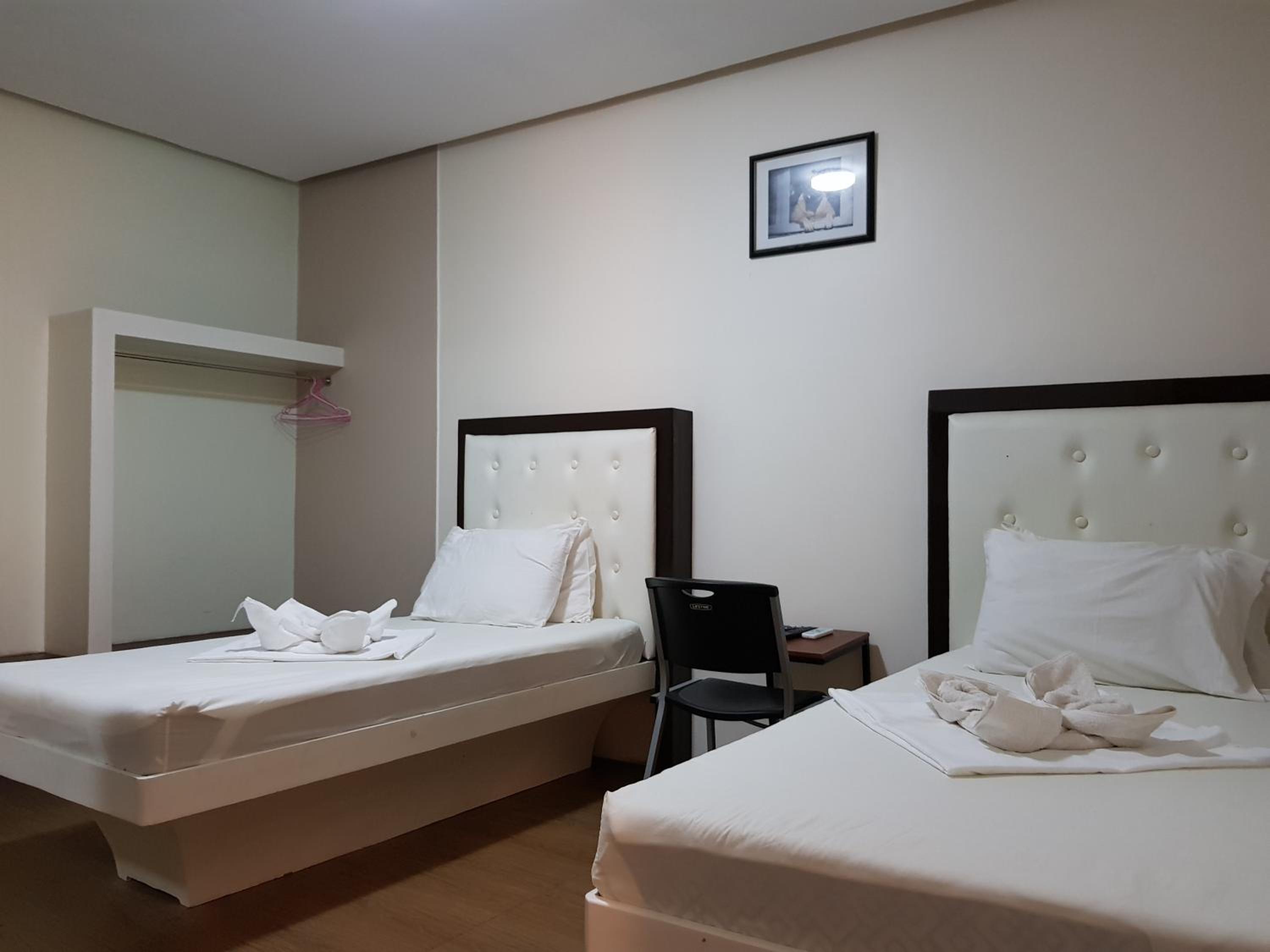Twin Room - Photo 2