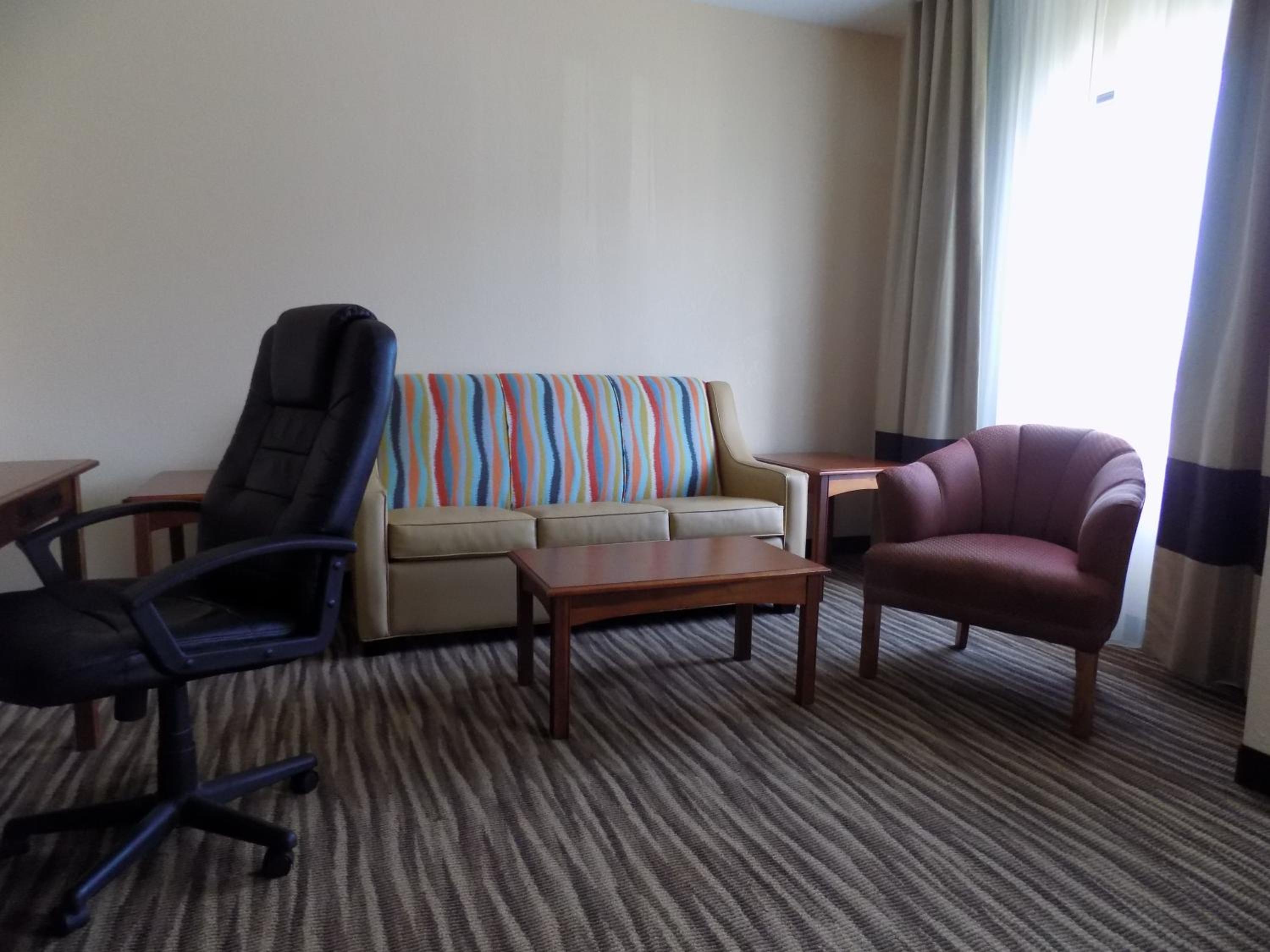 Queen Suite with Two Queen Beds - Non-Smoking photo 2