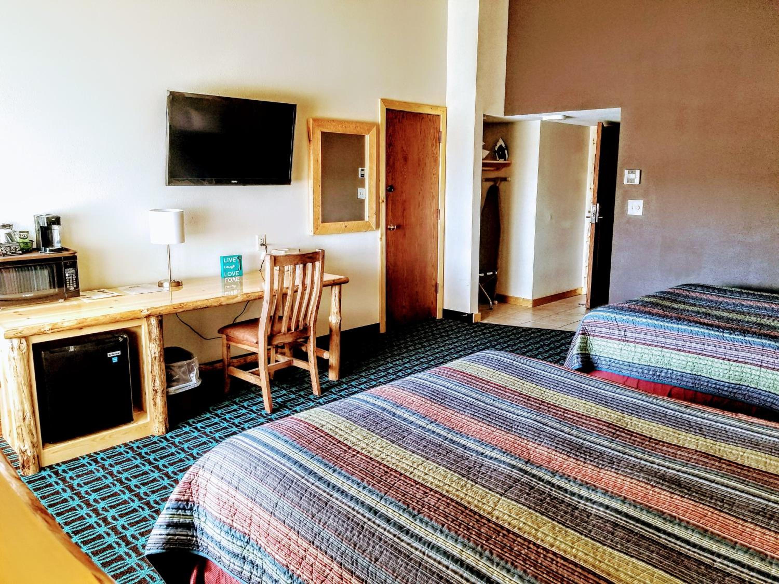 Signature Queen Room with Two Queen Beds photo 3