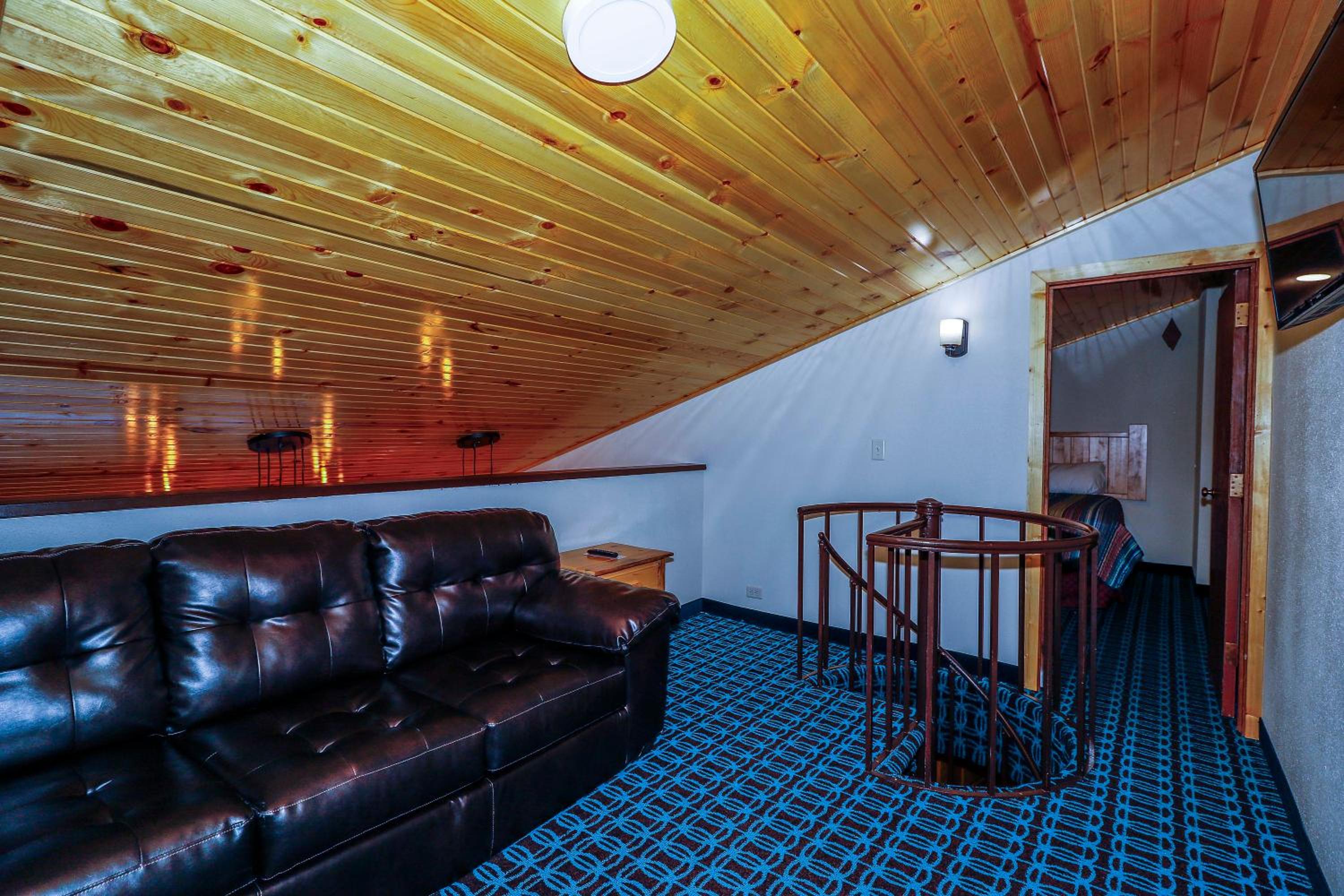 Family Suite with One King Bedroom,  One Queen Bedroom and One Double Bedroom photo 3