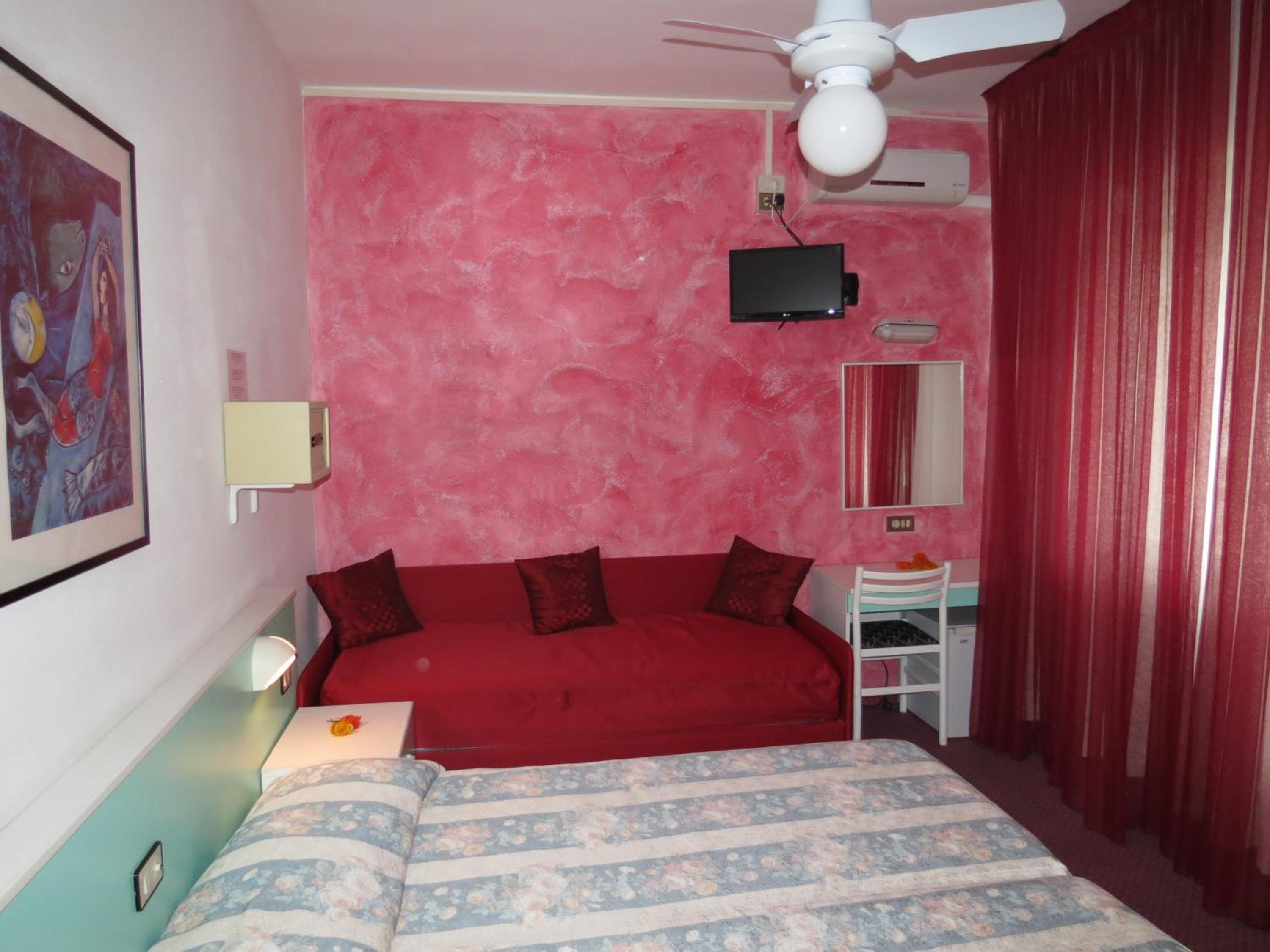 Family Room (2 Adults + 2 Children)