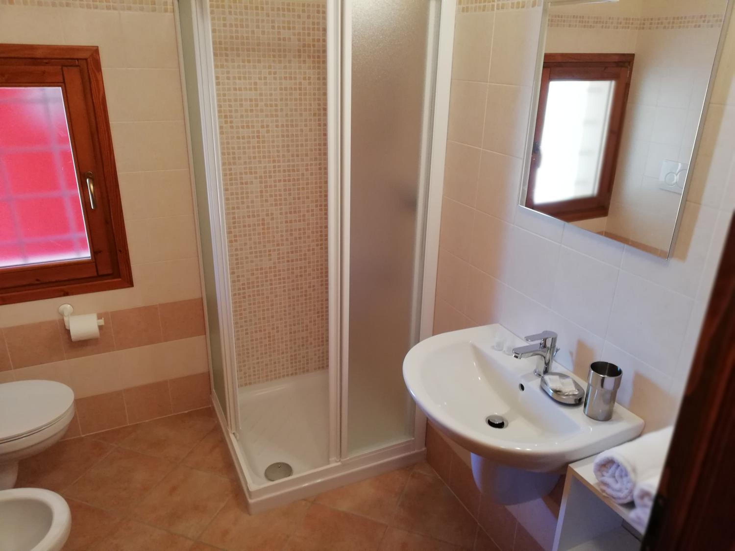 Twin Room with Private Bathroom - Photo 3