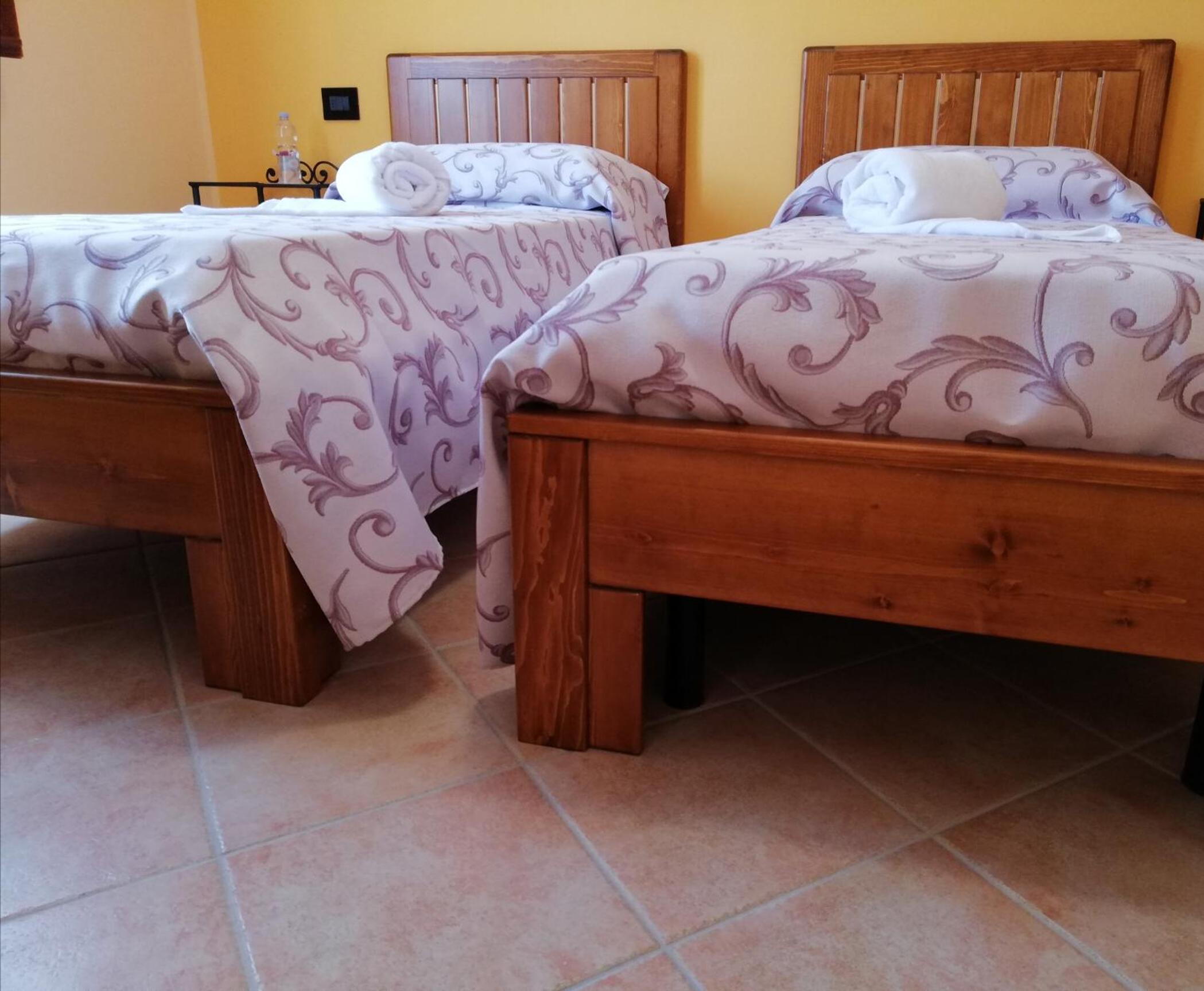 Twin Room with Private Bathroom - Photo 4