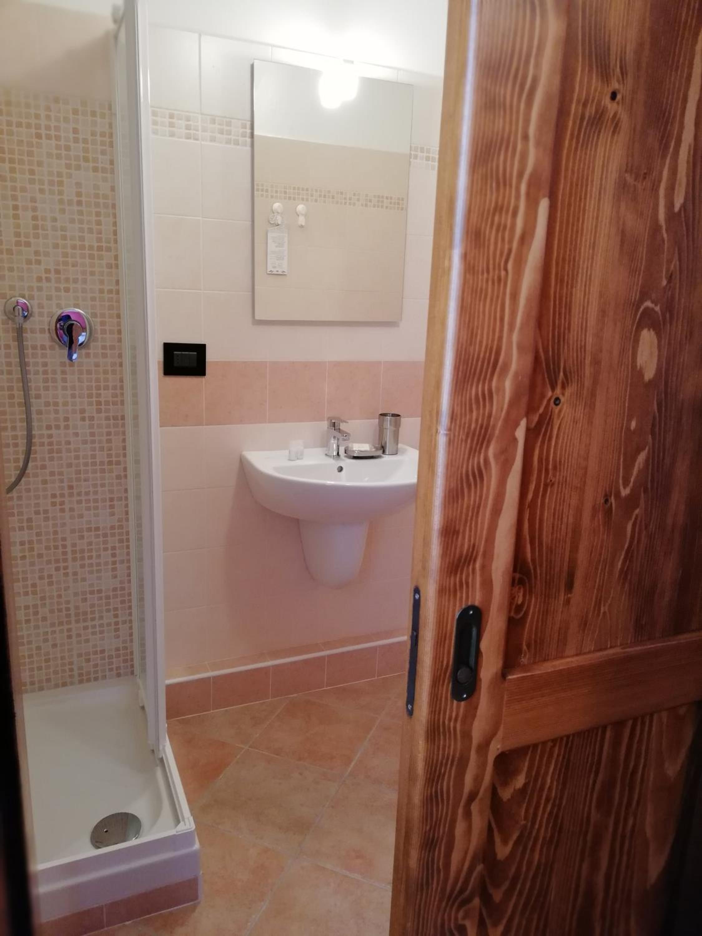 Double Room with Private Bathroom - Photo 3