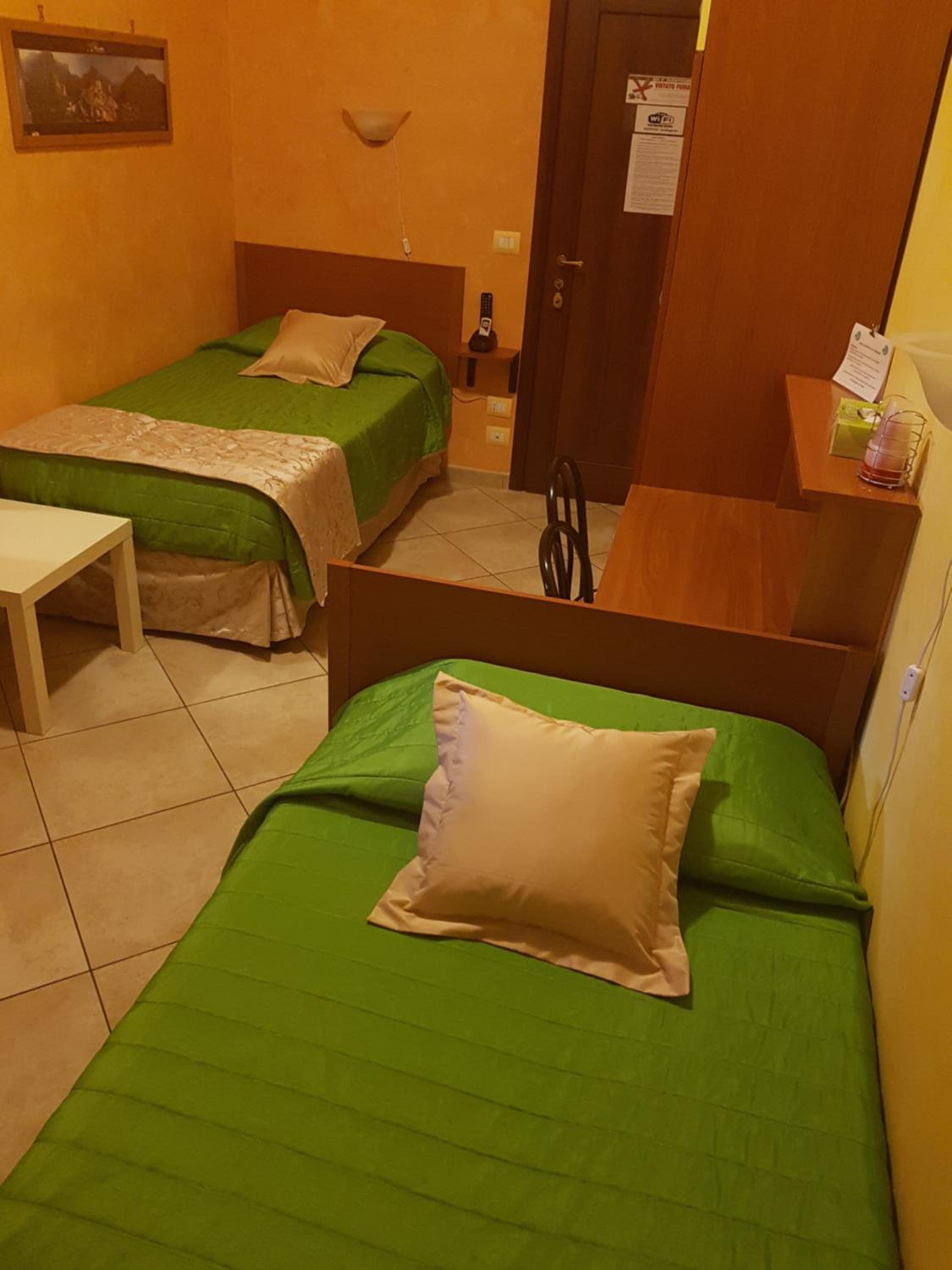 Twin Room - Photo 3